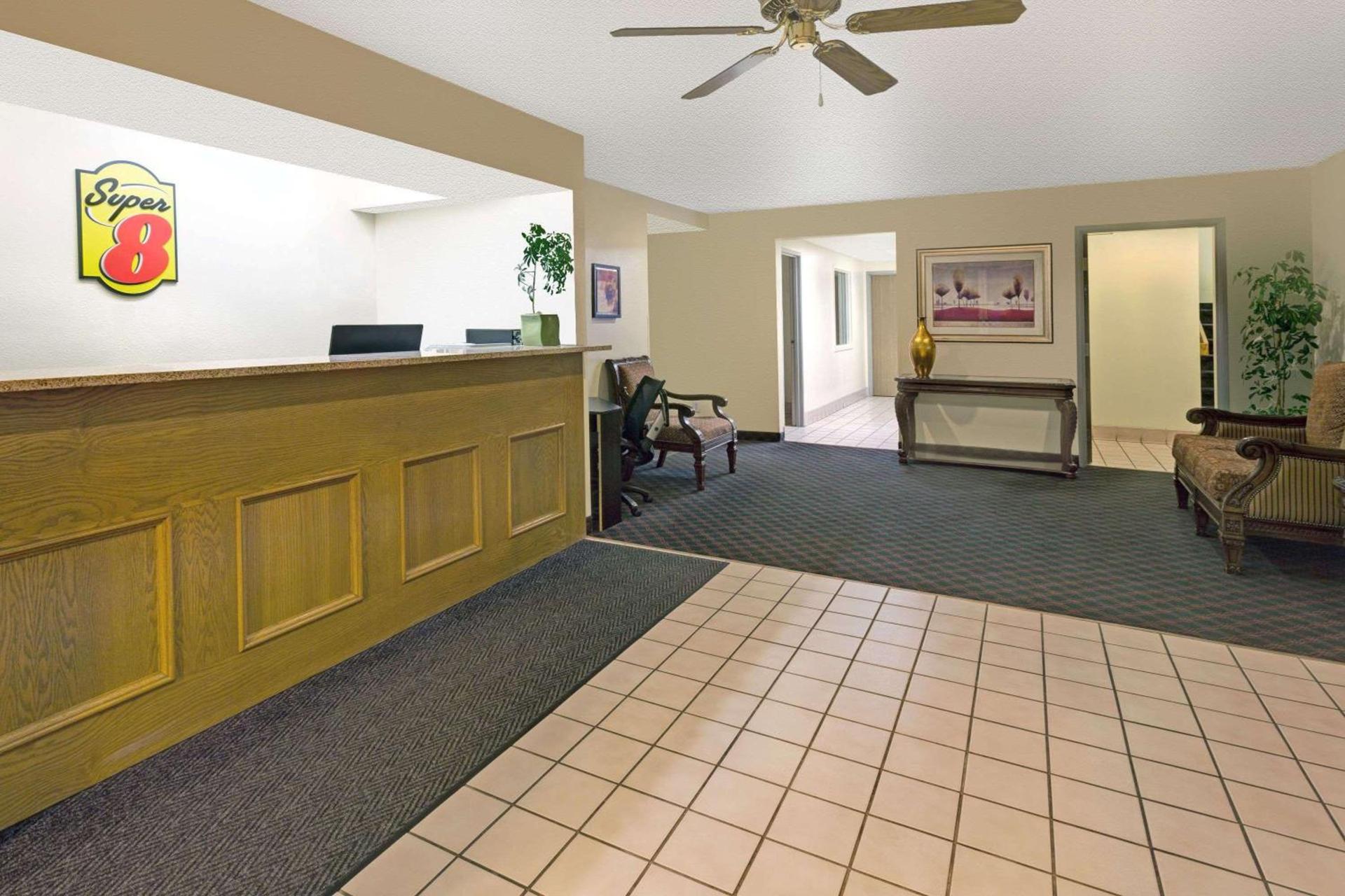 Super 8 by Wyndham Windsor photo 3