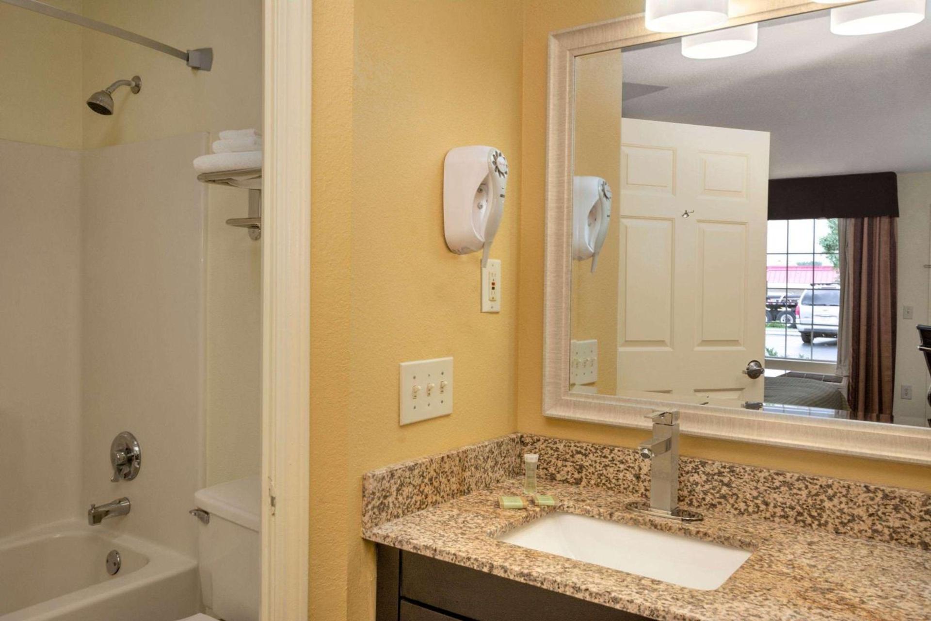 Super 8 by Wyndham Garner/Clayton/Raleigh photo 18