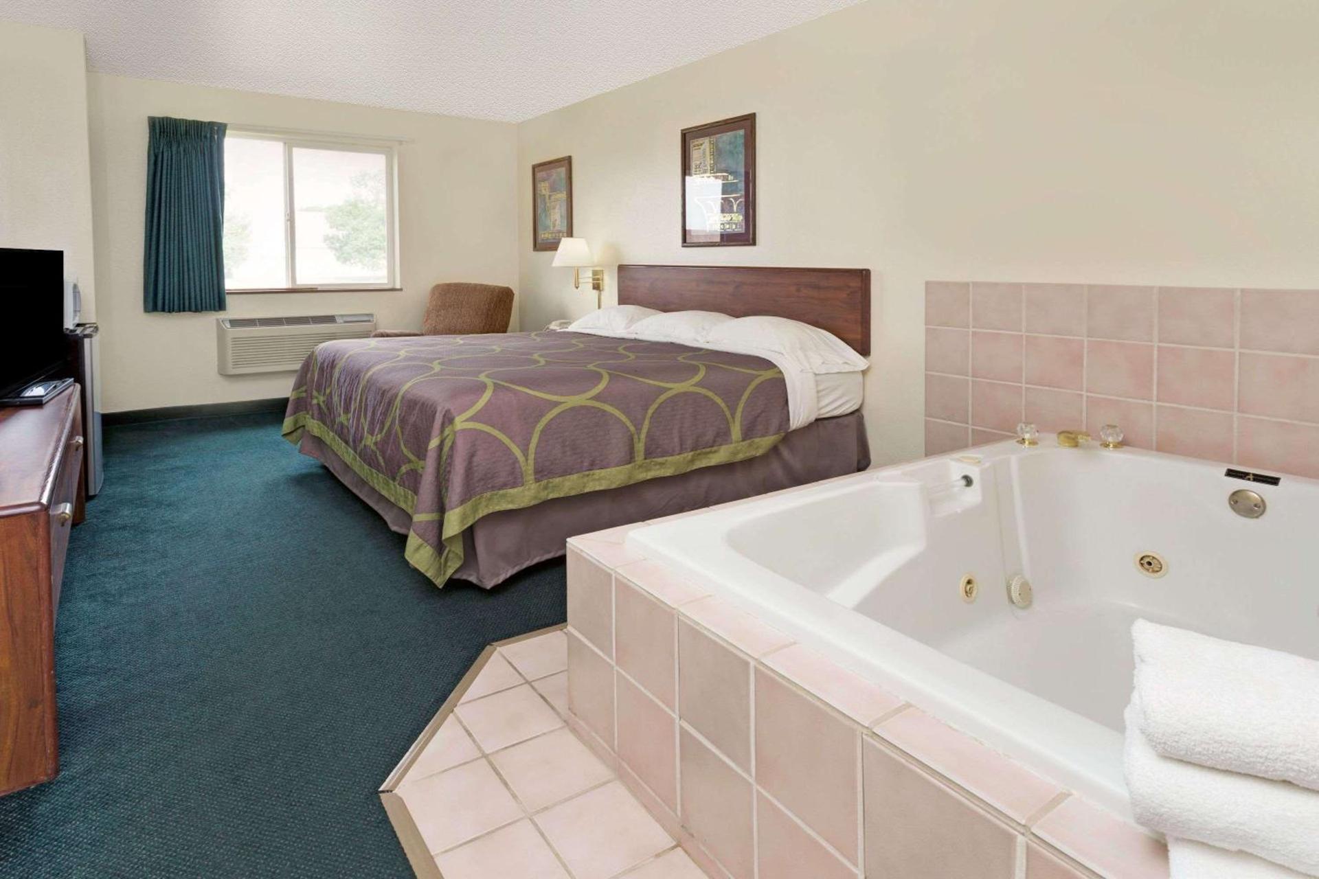 Super 8 by Wyndham Windsor photo 48