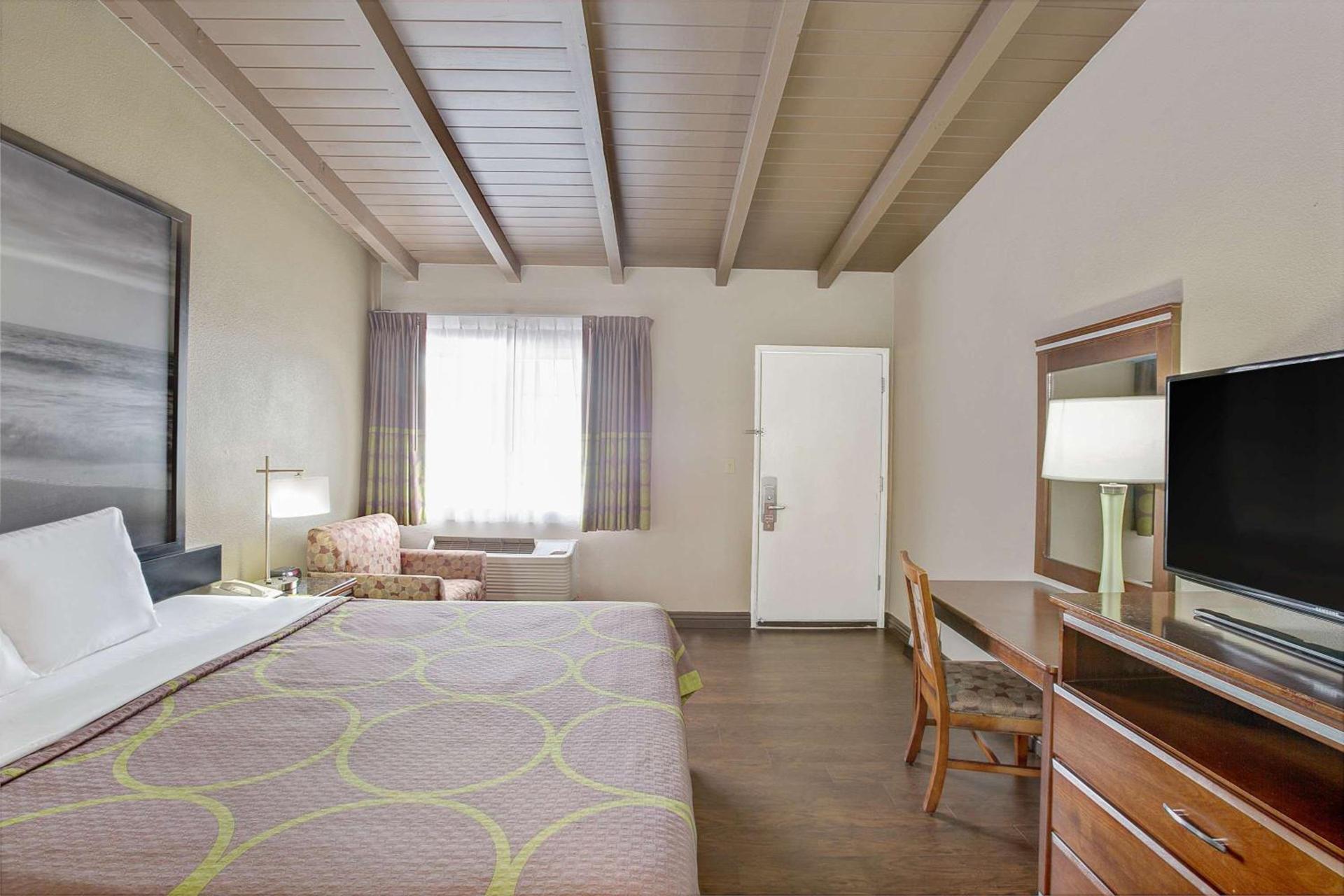 Super 8 by Wyndham Los Angeles-Culver City Area photo 5