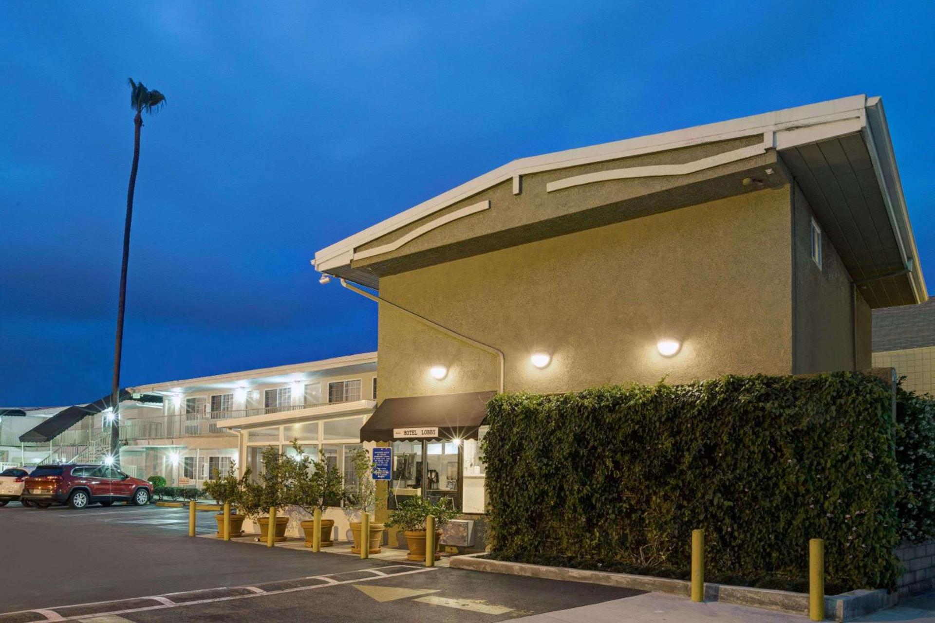 Super 8 by Wyndham Los Angeles-Culver City Area photo 3