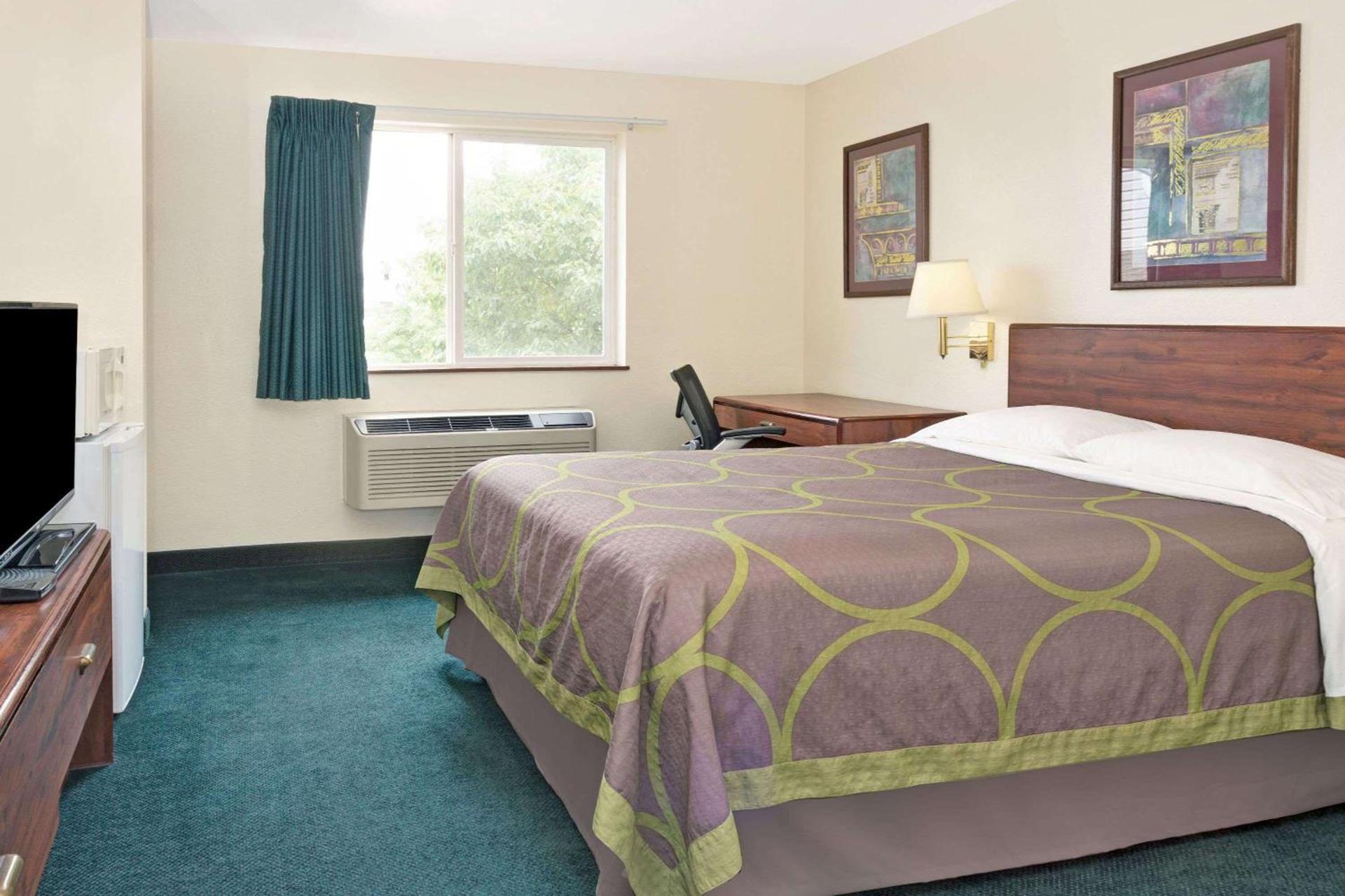 Super 8 by Wyndham Windsor photo 6