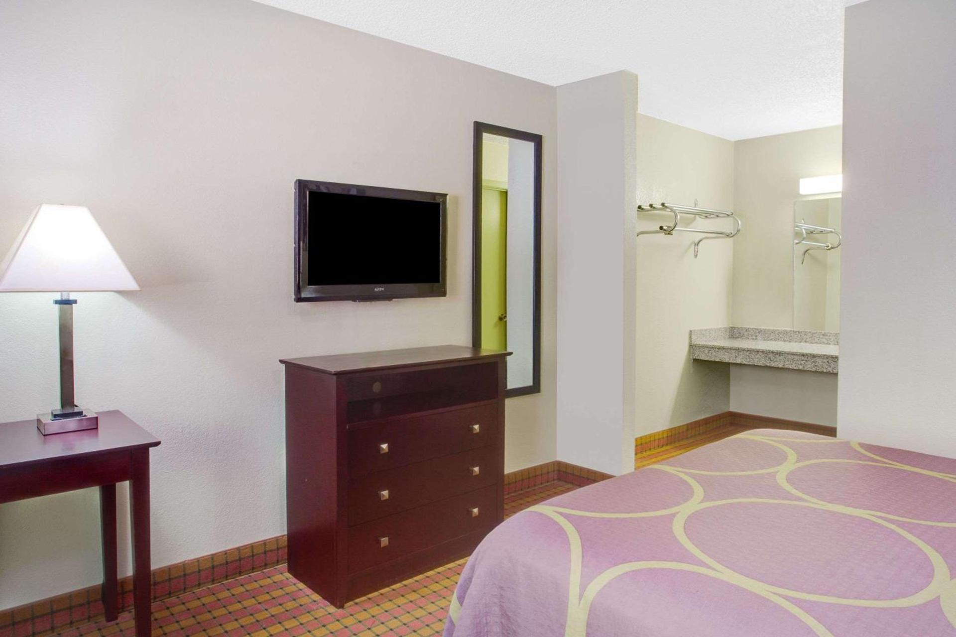 Super 8 by Wyndham Monticello AR photo 39