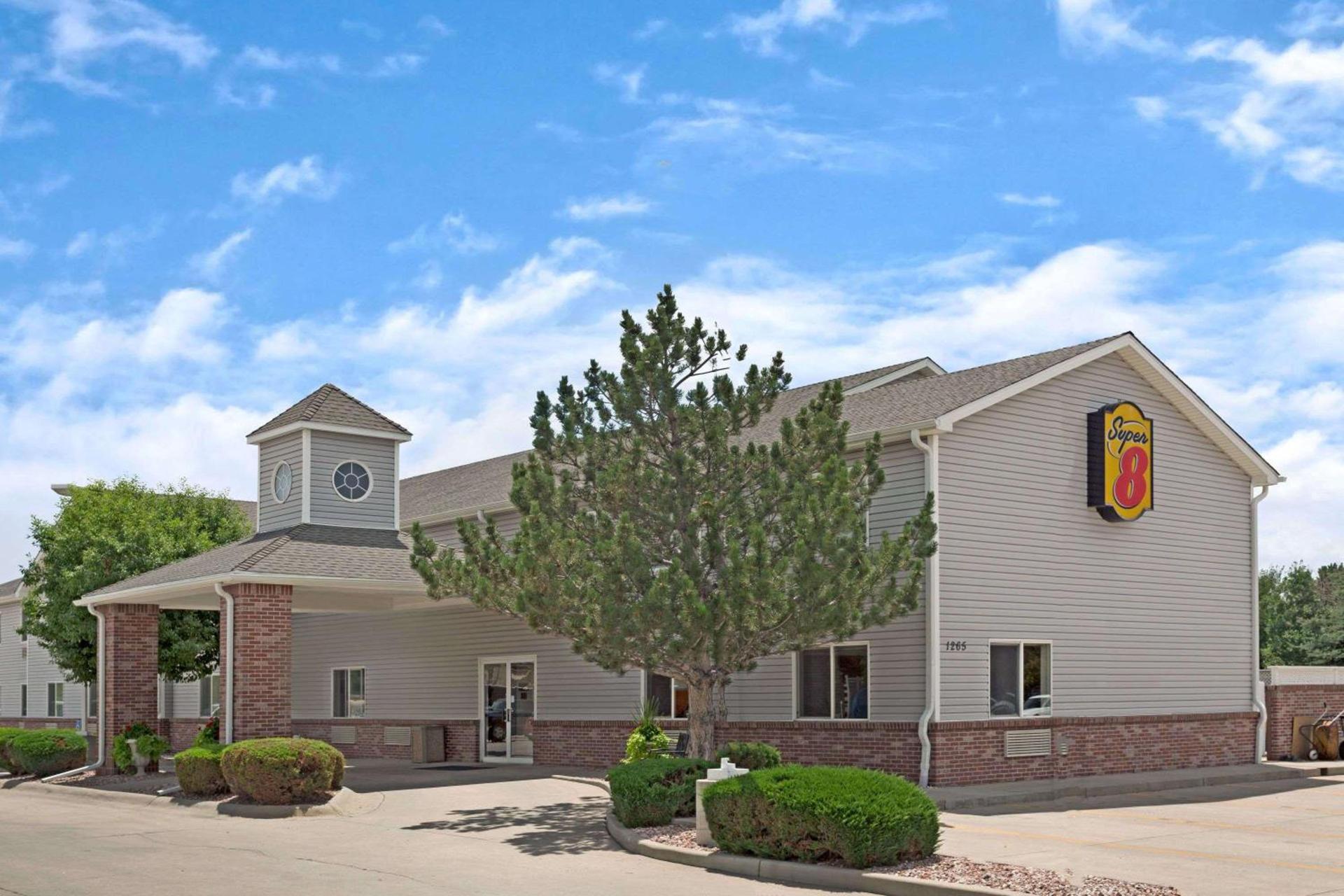 Super 8 by Wyndham Windsor photo 1