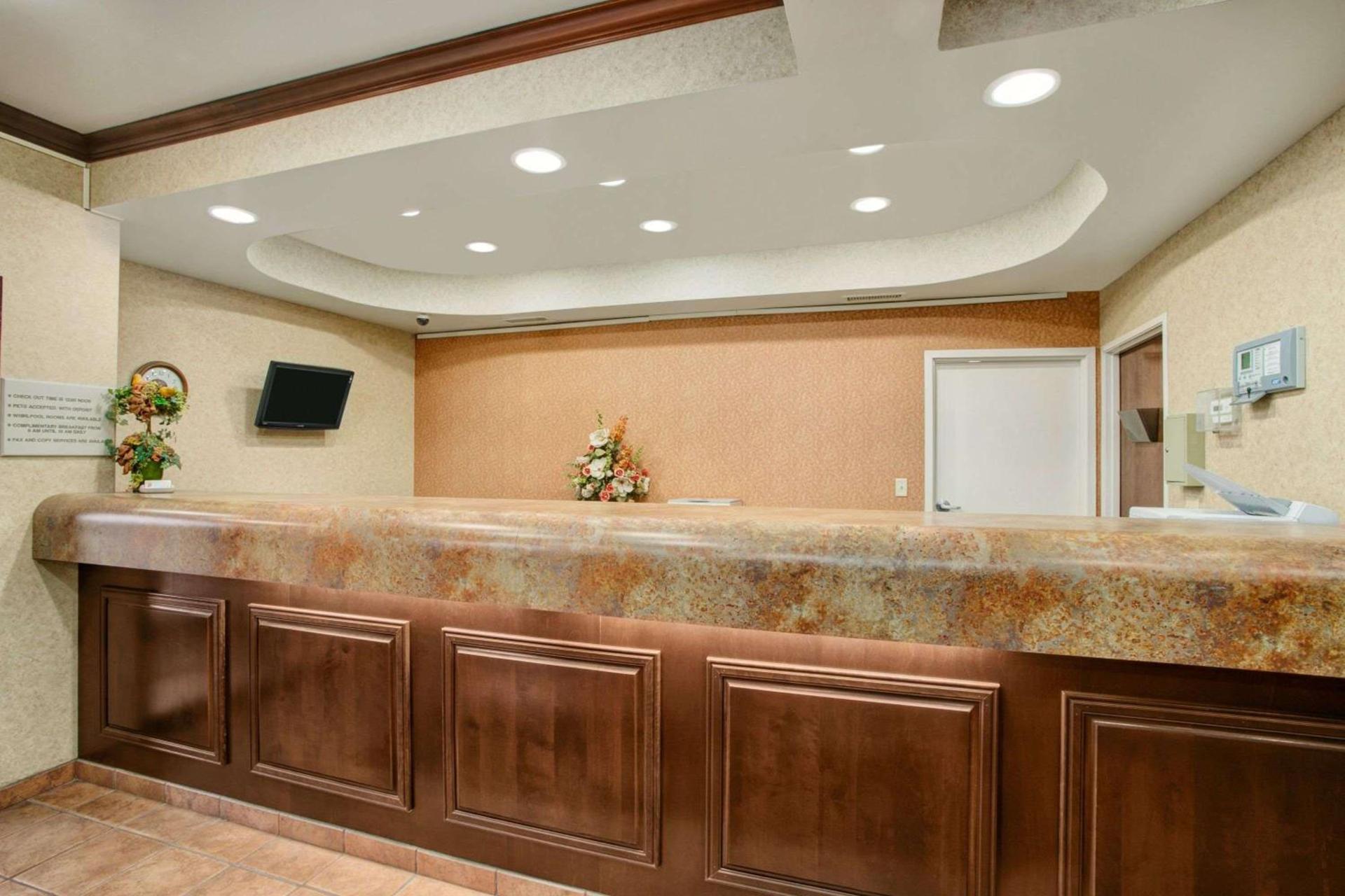 Super 8 by Wyndham Grayville photo 11