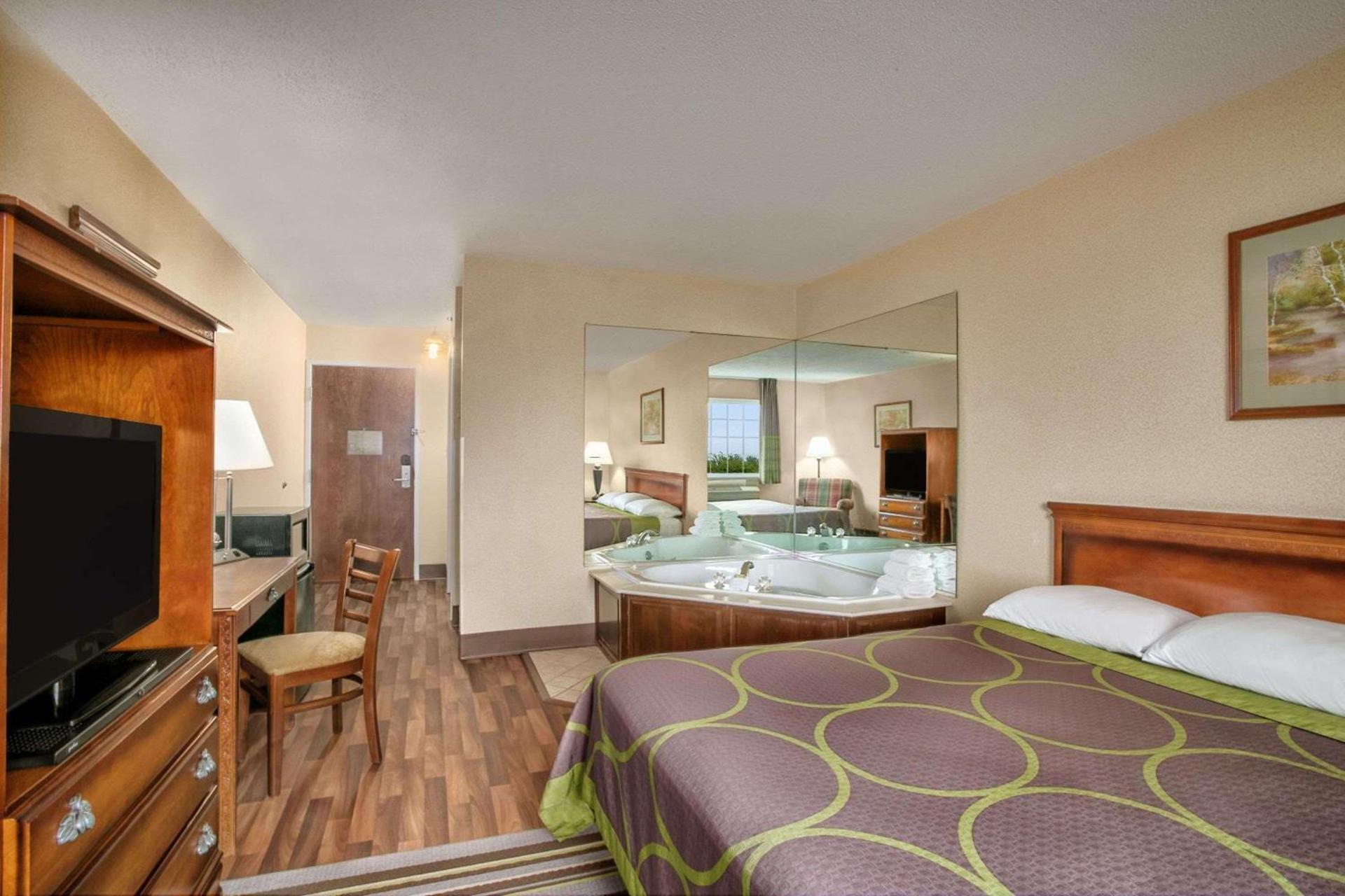 Super 8 by Wyndham Grayville photo 12