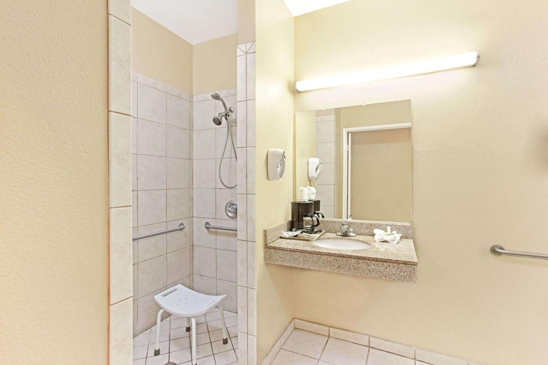 Super 8 by Wyndham North Hollywood photo 8