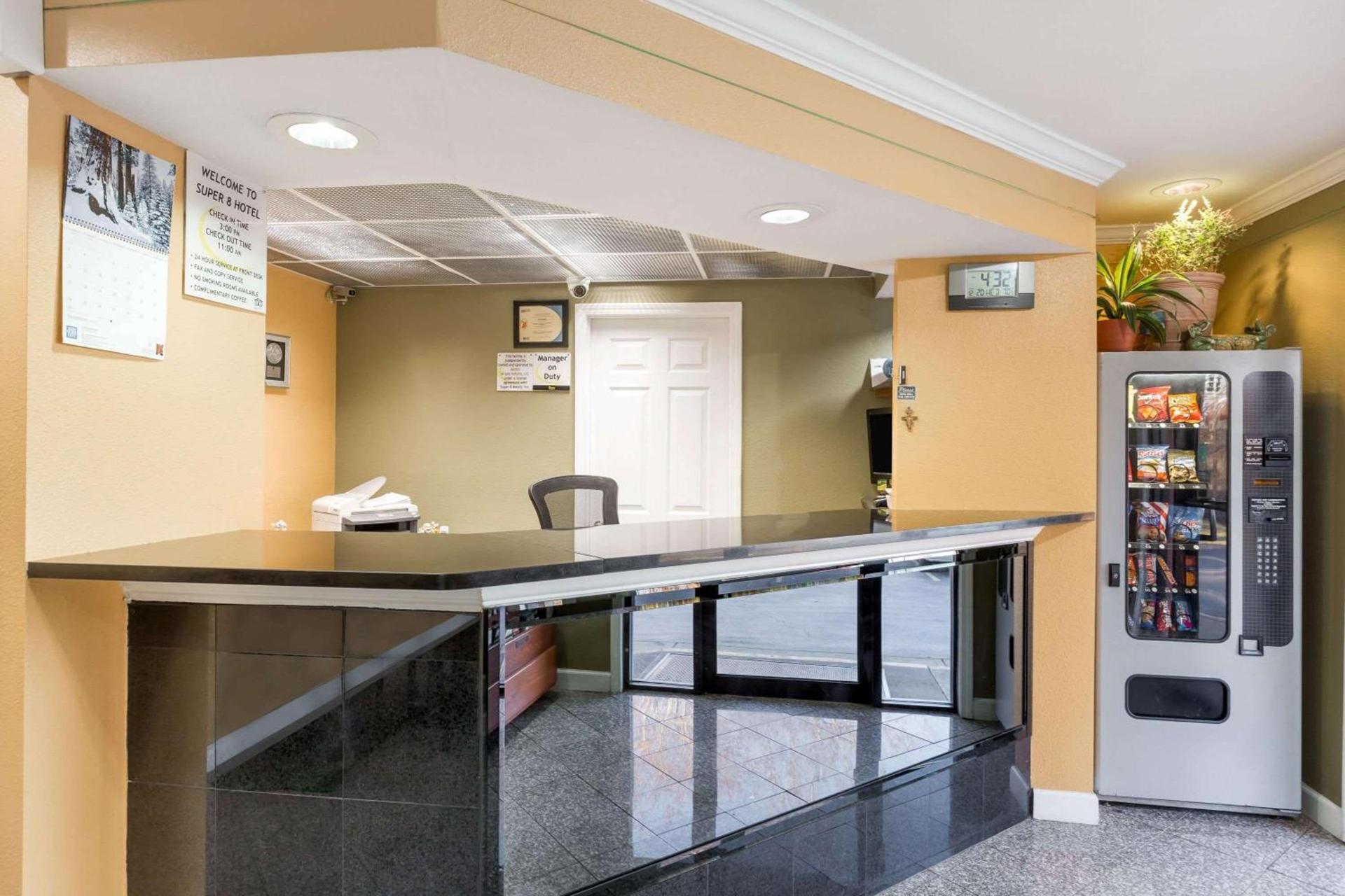 Super 8 by Wyndham Indianapolis-Southport Rd photo 5
