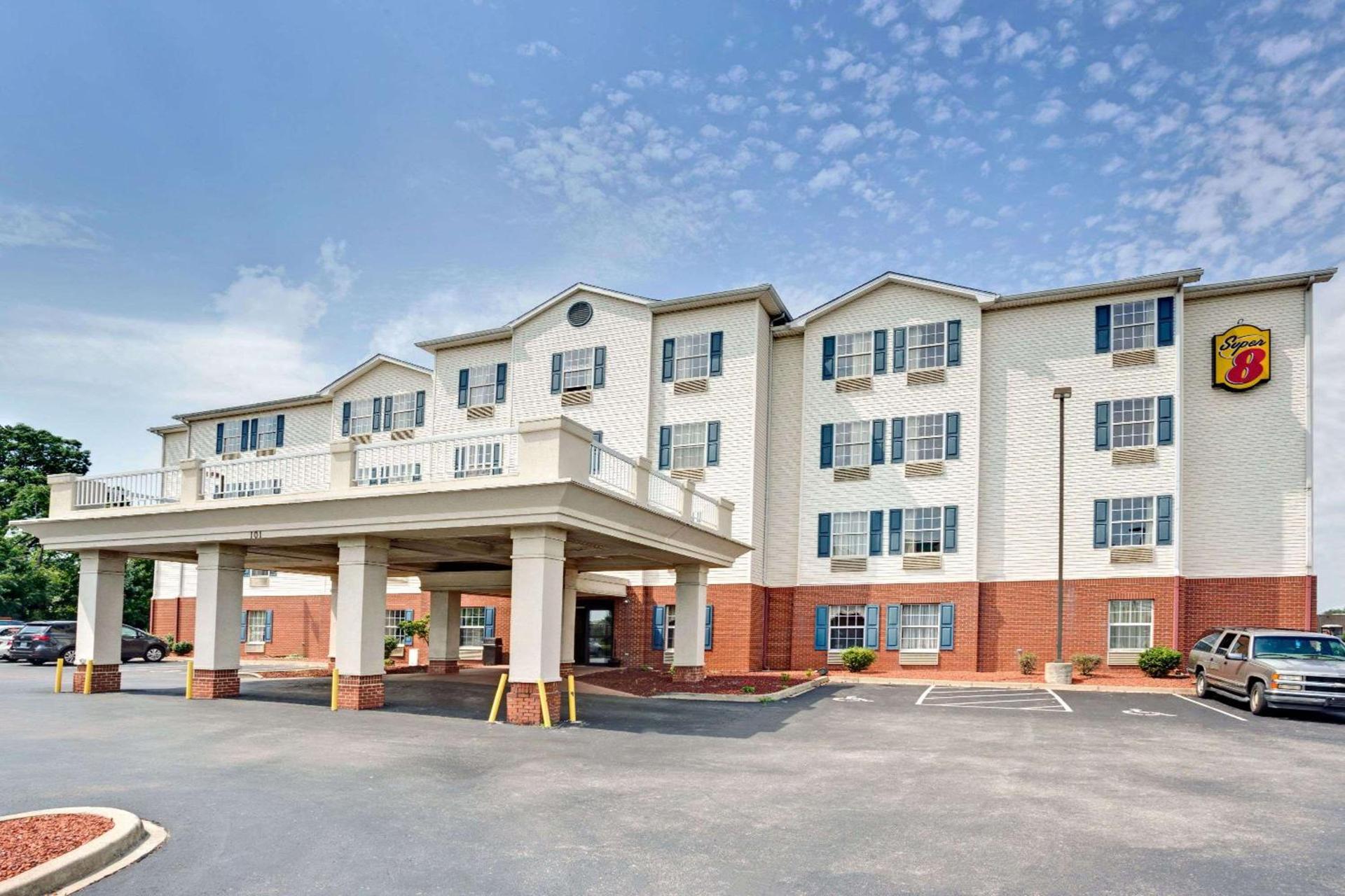 Super 8 by Wyndham Louisville/Expo Center photo 1