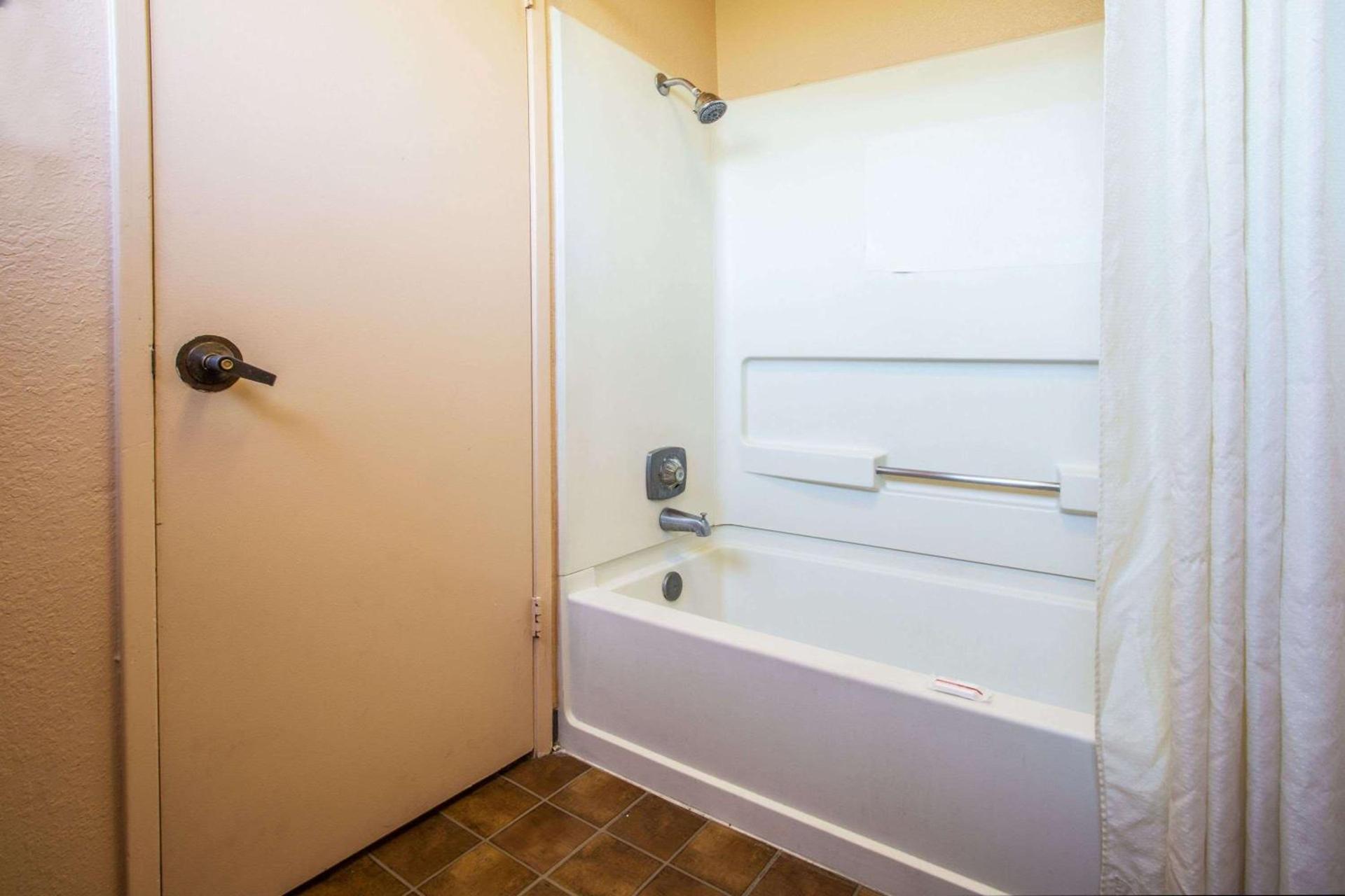 Travelodge by Wyndham Turlock photo 8