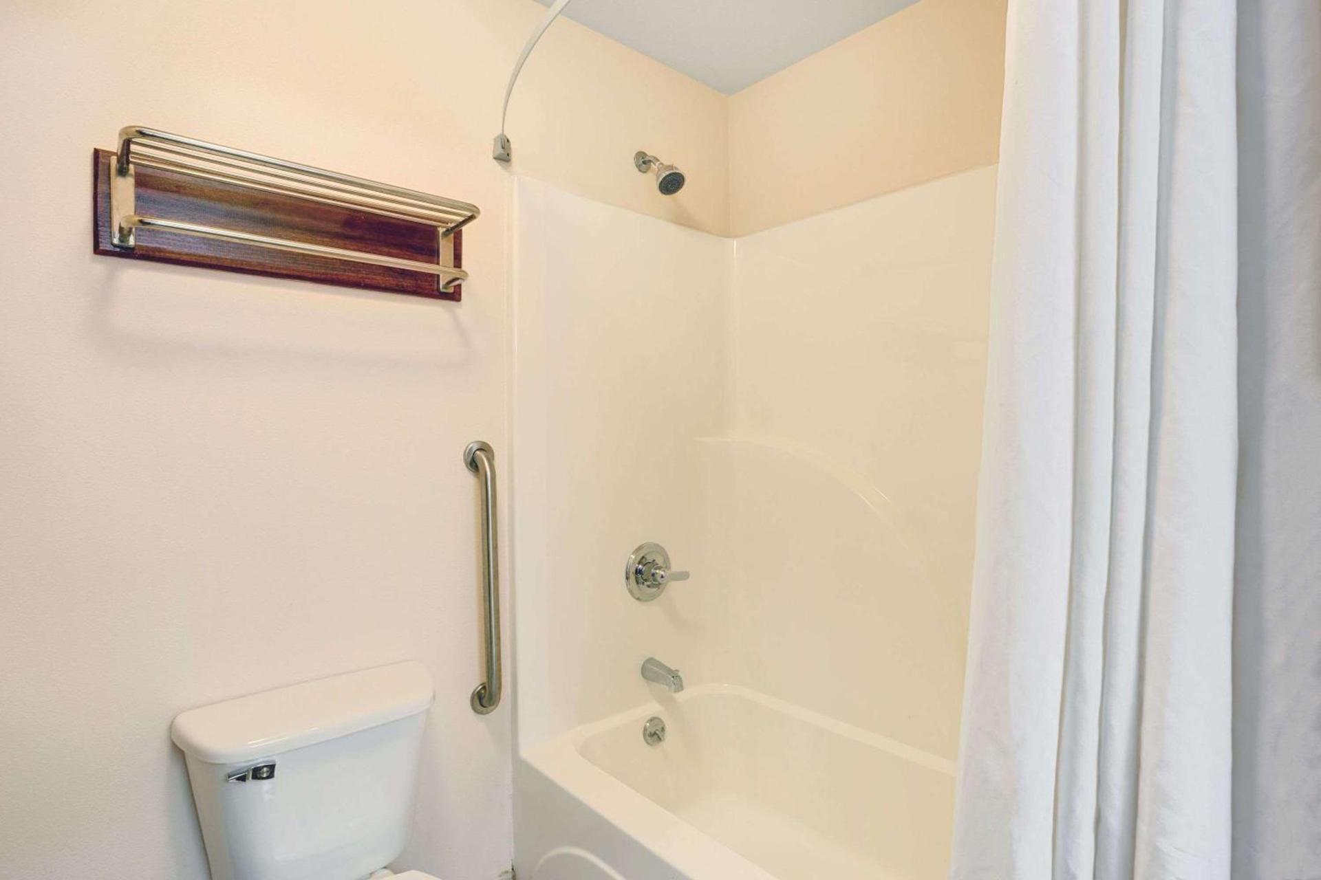 Super 8 by Wyndham Louisville/Expo Center photo 3
