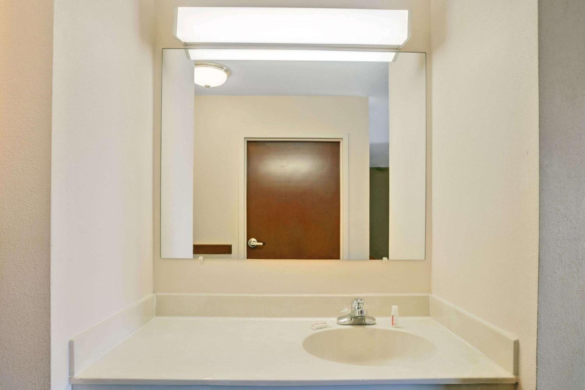 Super 8 by Wyndham Louisville/Expo Center photo 4