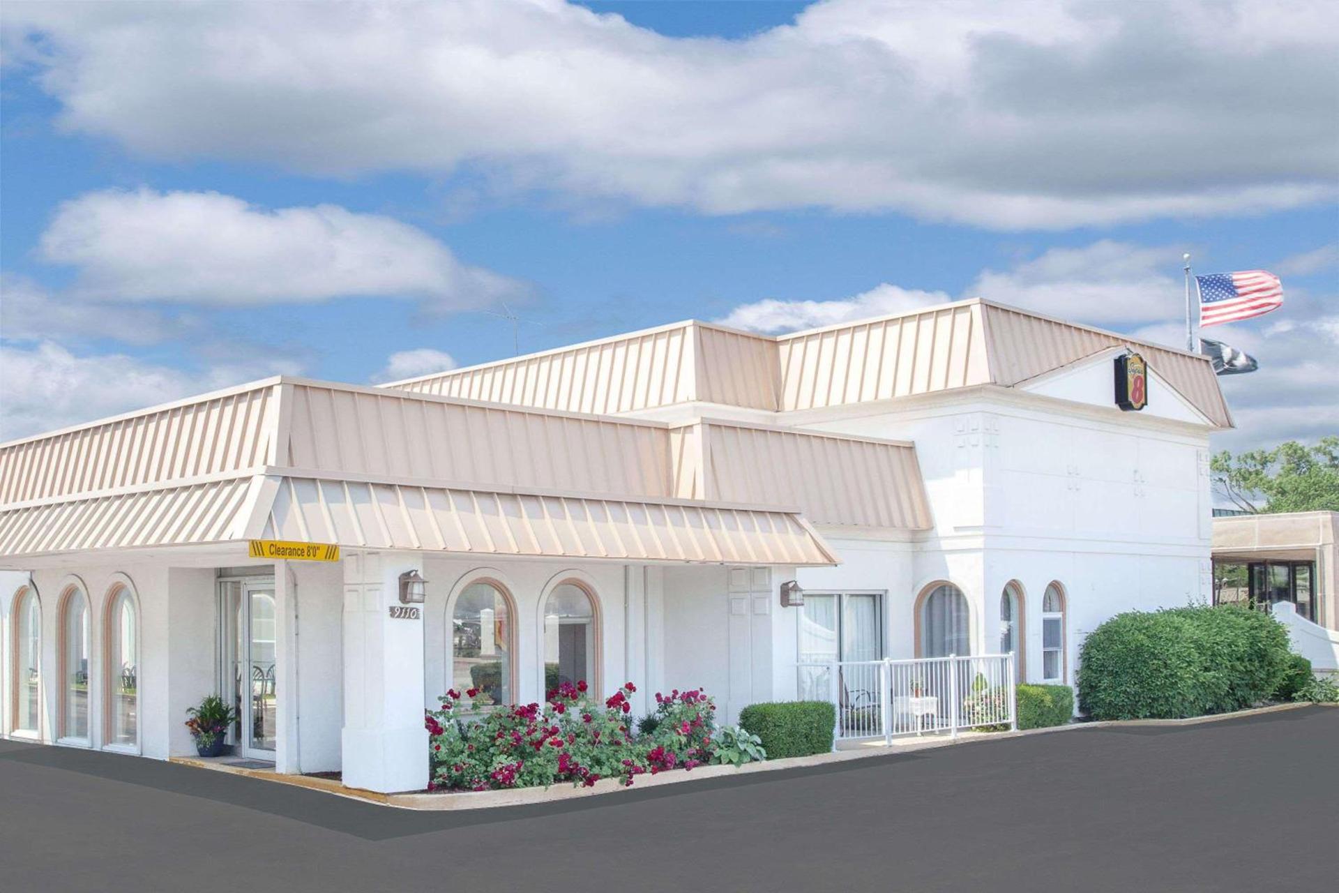 Super 8 by Wyndham Morton Grove/Chicago photo 1