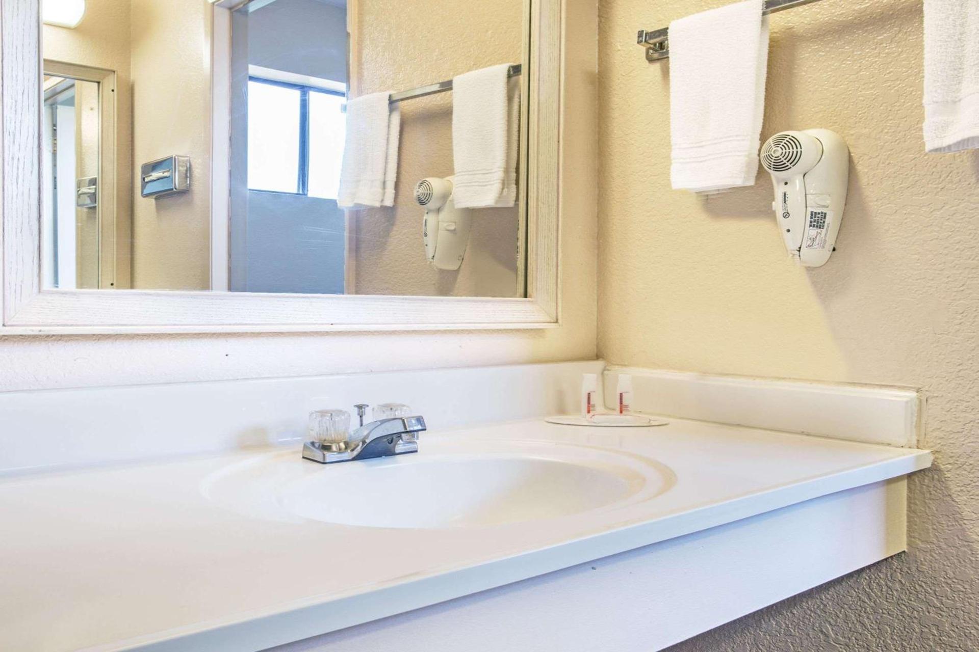 Travelodge by Wyndham Turlock photo 7