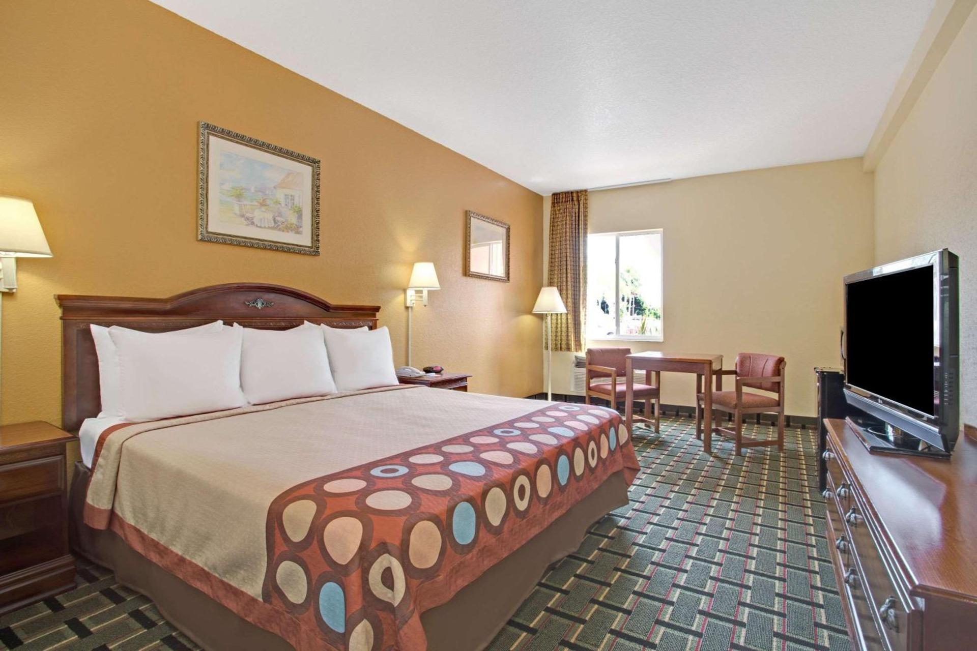 Super 8 by Wyndham Daytona Beach photo 5