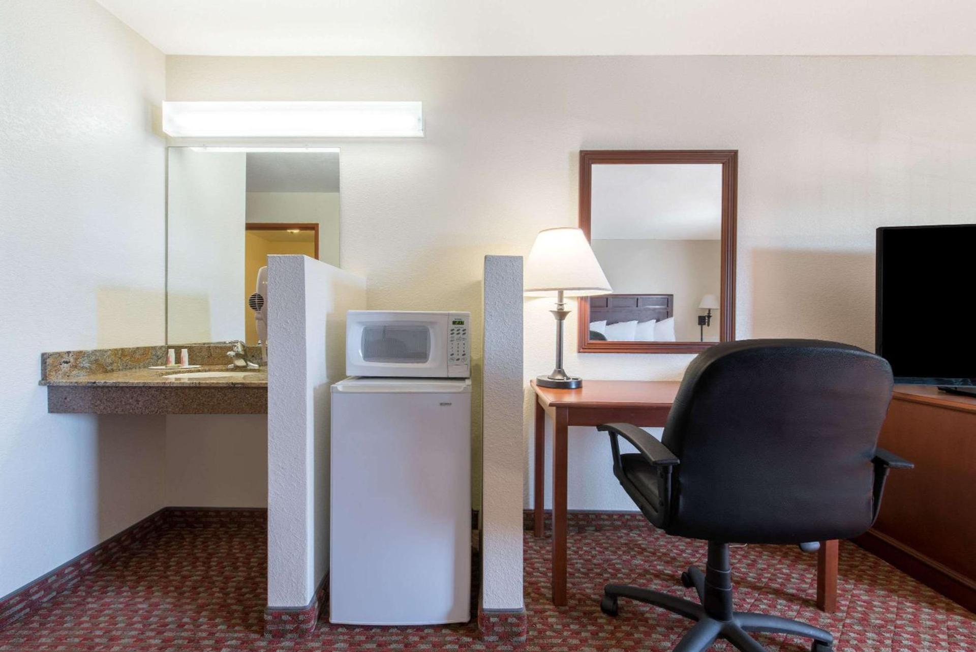 Super 8 by Wyndham Abilene South photo 11
