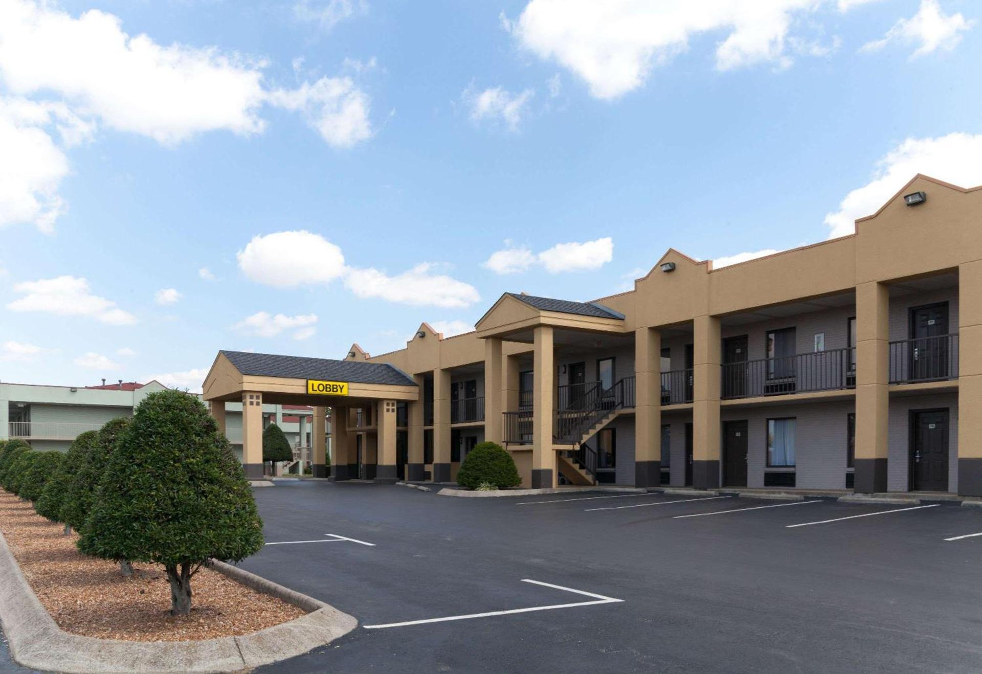Super 8 by Wyndham Clarksville Northeast — hotel in Clarksville