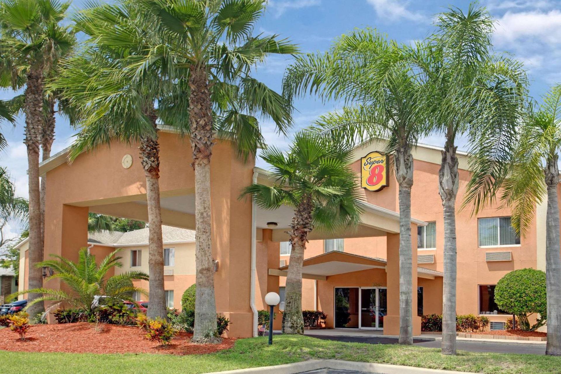 Super 8 by Wyndham Daytona Beach photo 1