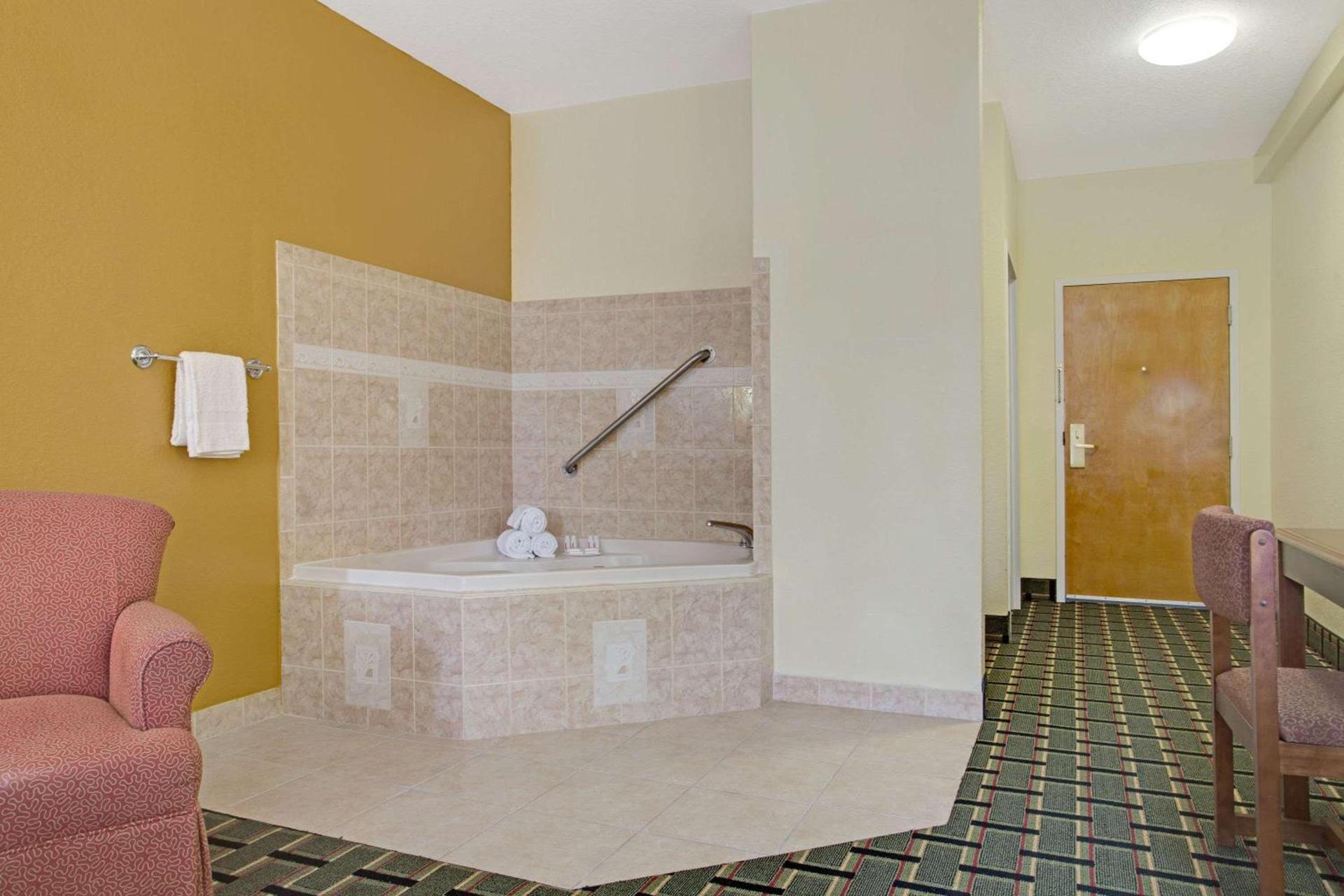Super 8 by Wyndham Daytona Beach photo 11
