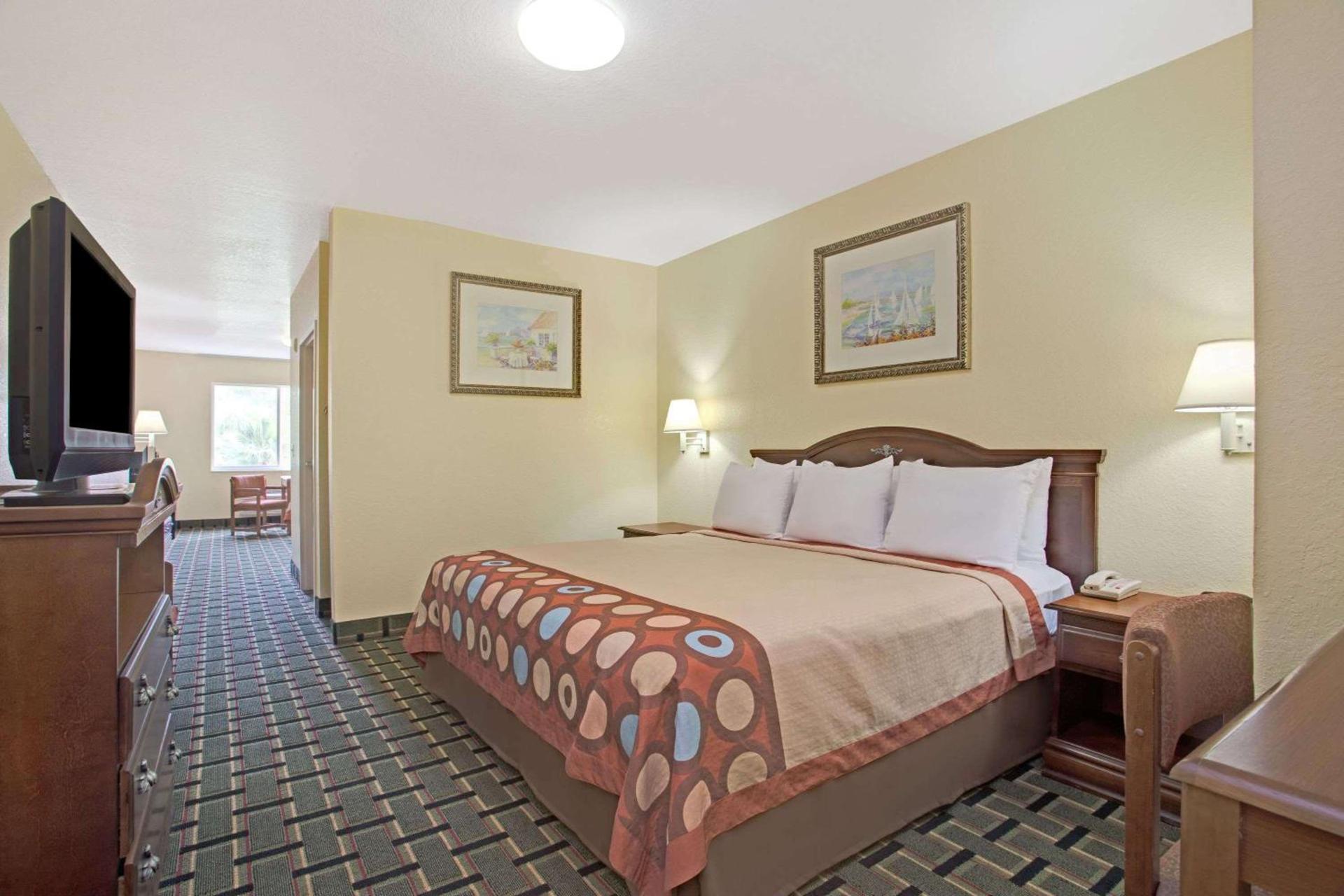 Super 8 by Wyndham Daytona Beach photo 10
