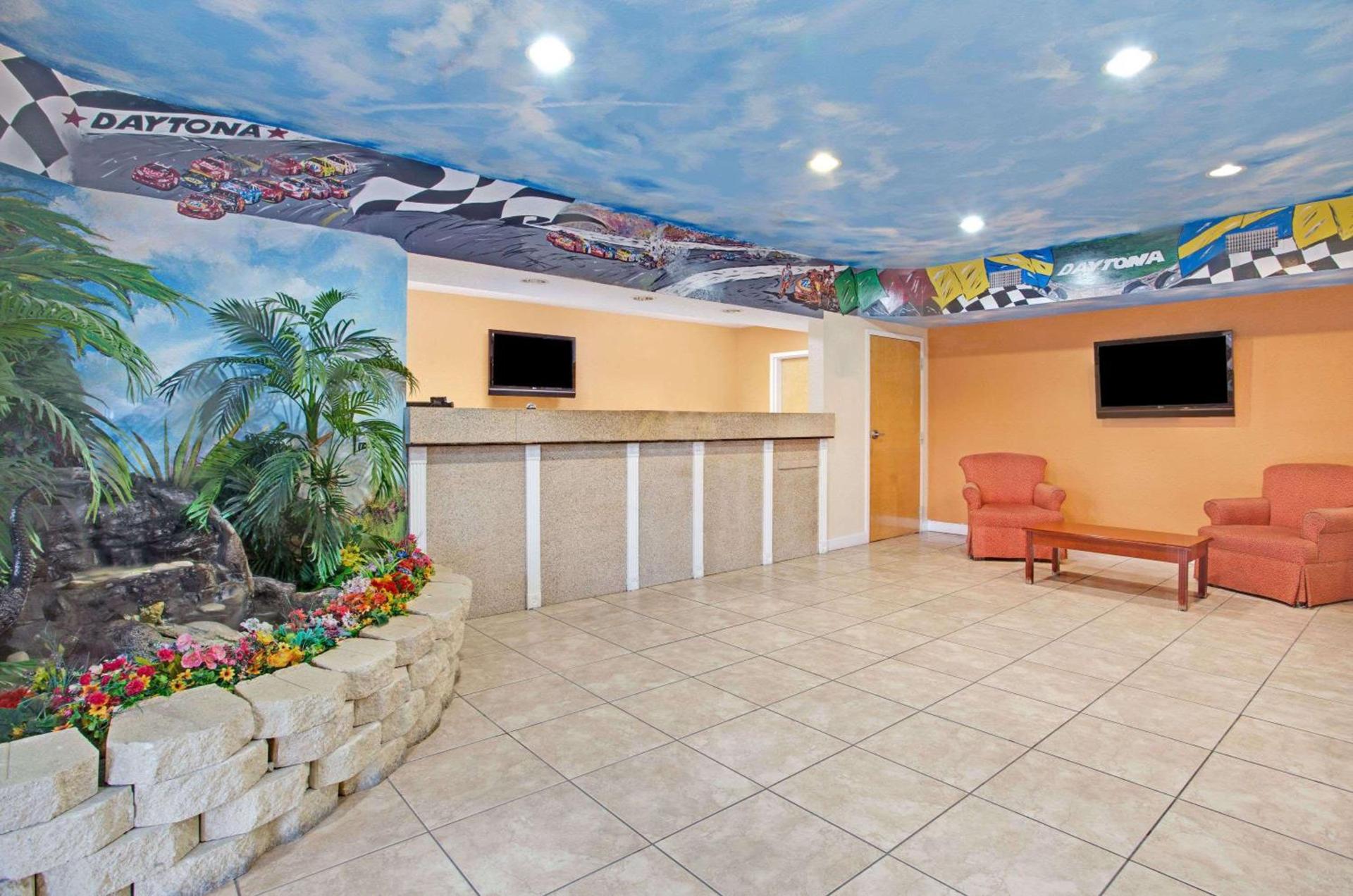 Super 8 by Wyndham Daytona Beach photo 2