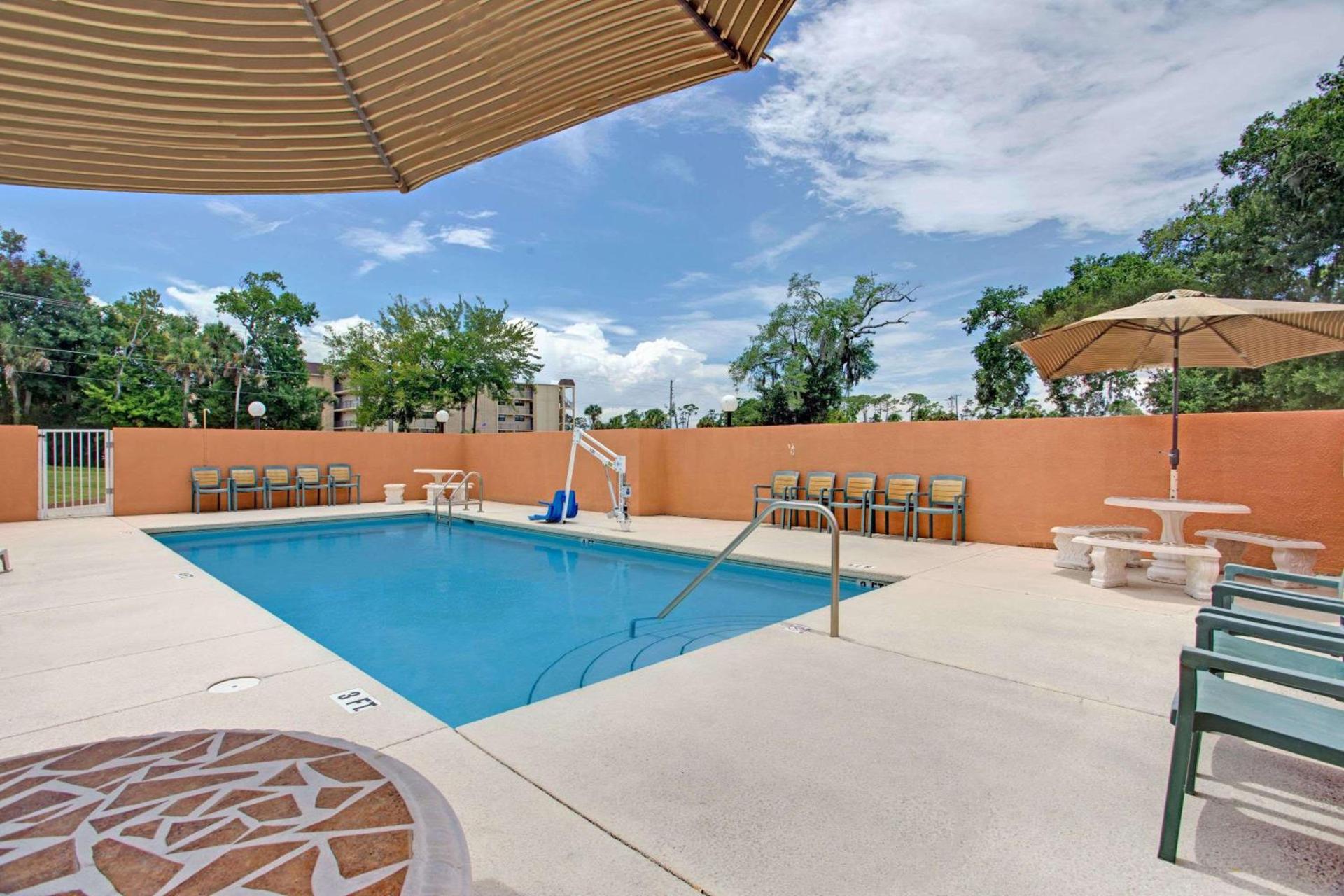 Super 8 by Wyndham Daytona Beach photo 4