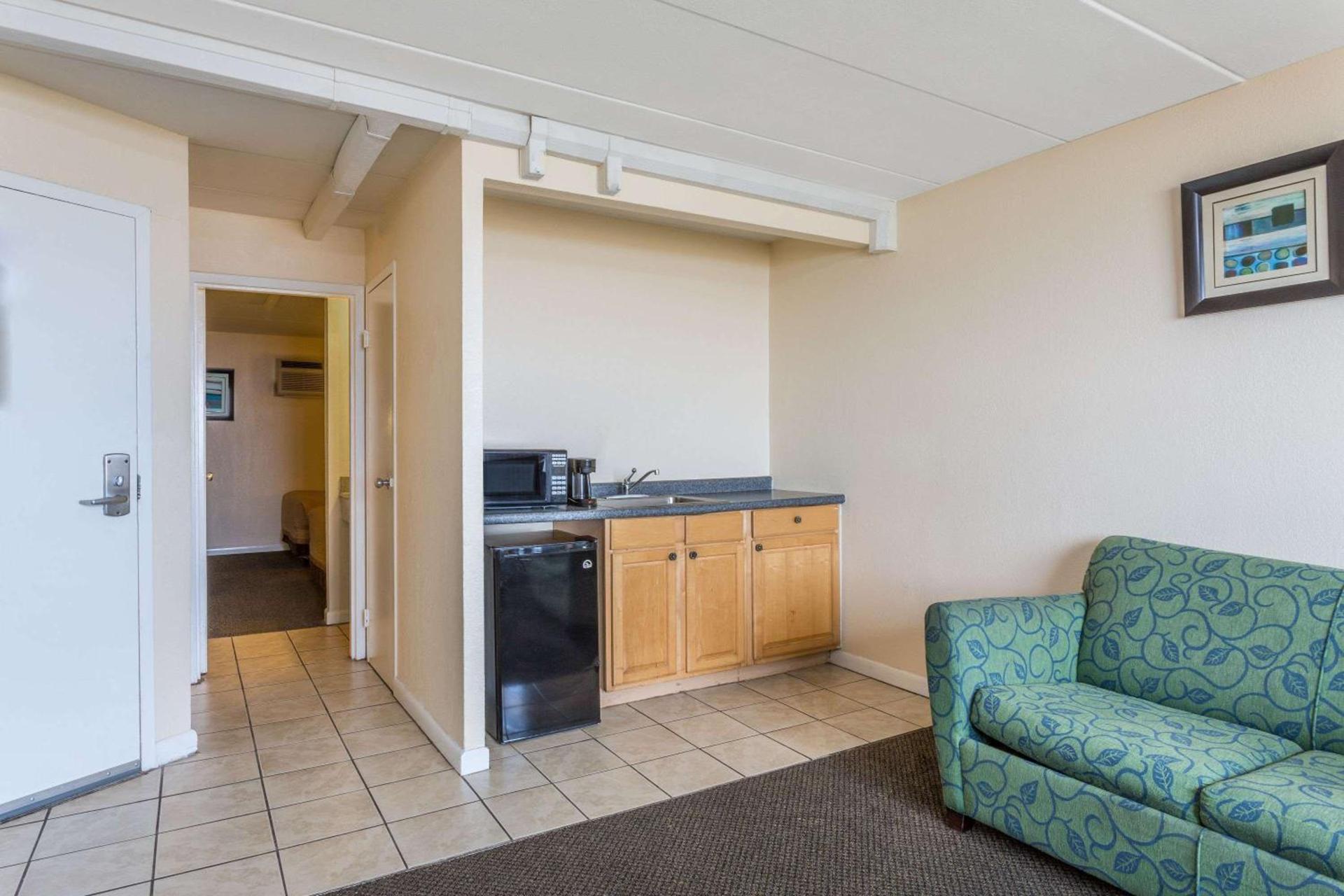 Aquarius Oceanfront Hotel photo 14