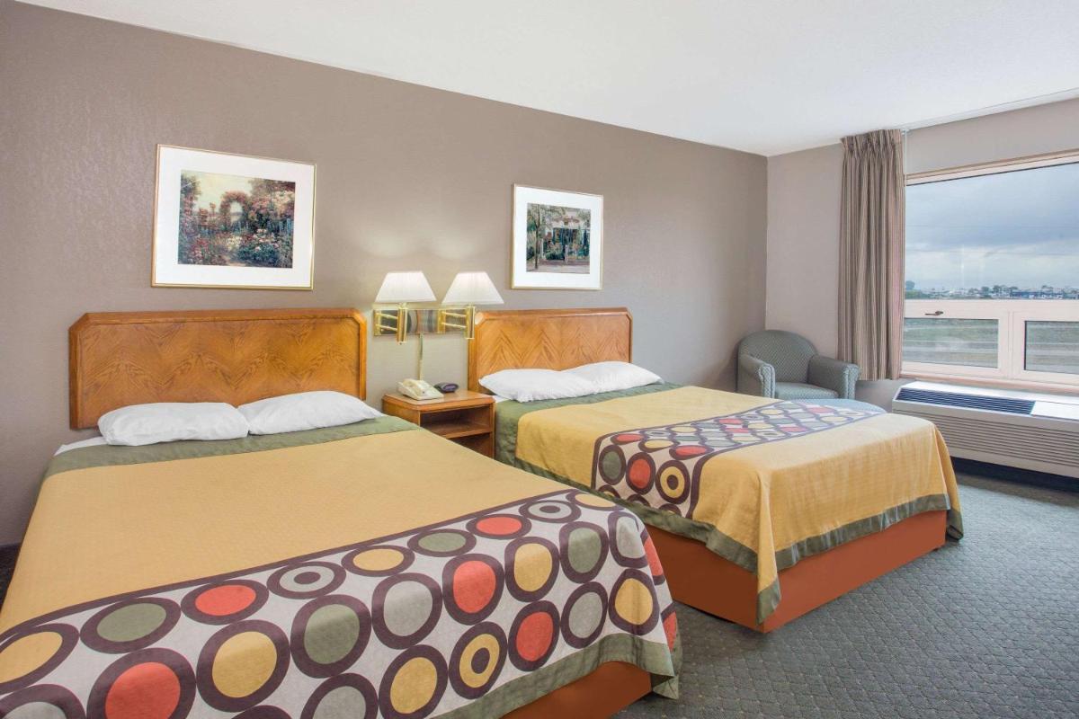 Super 8 by Wyndham Madison East photo 12