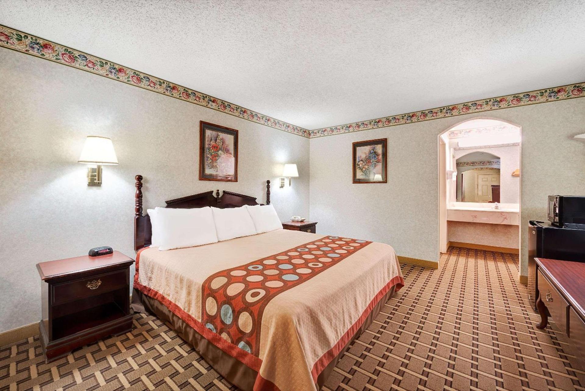 Super 8 by Wyndham Dallas South photo 7