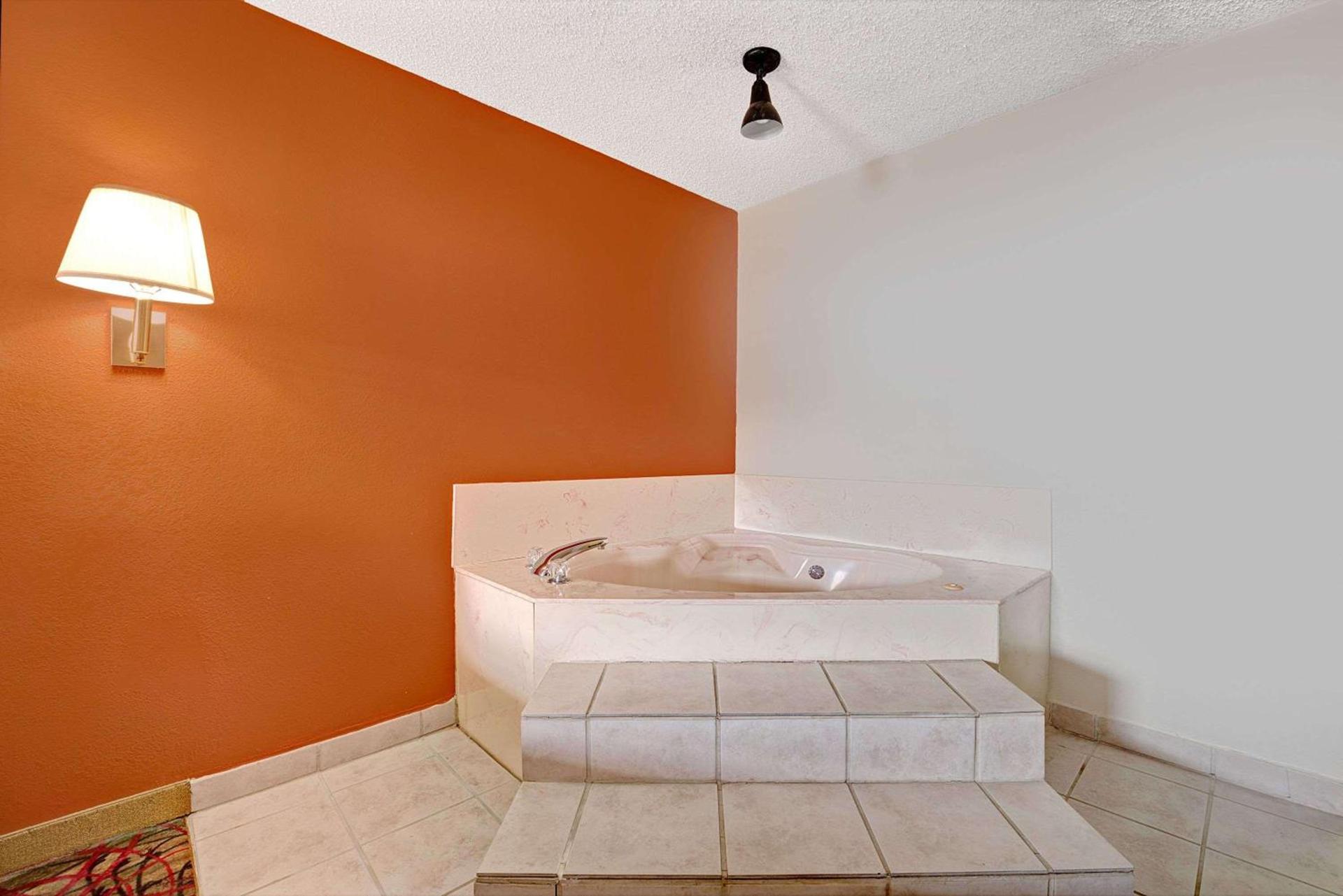 Super 8 by Wyndham Dallas South photo 11