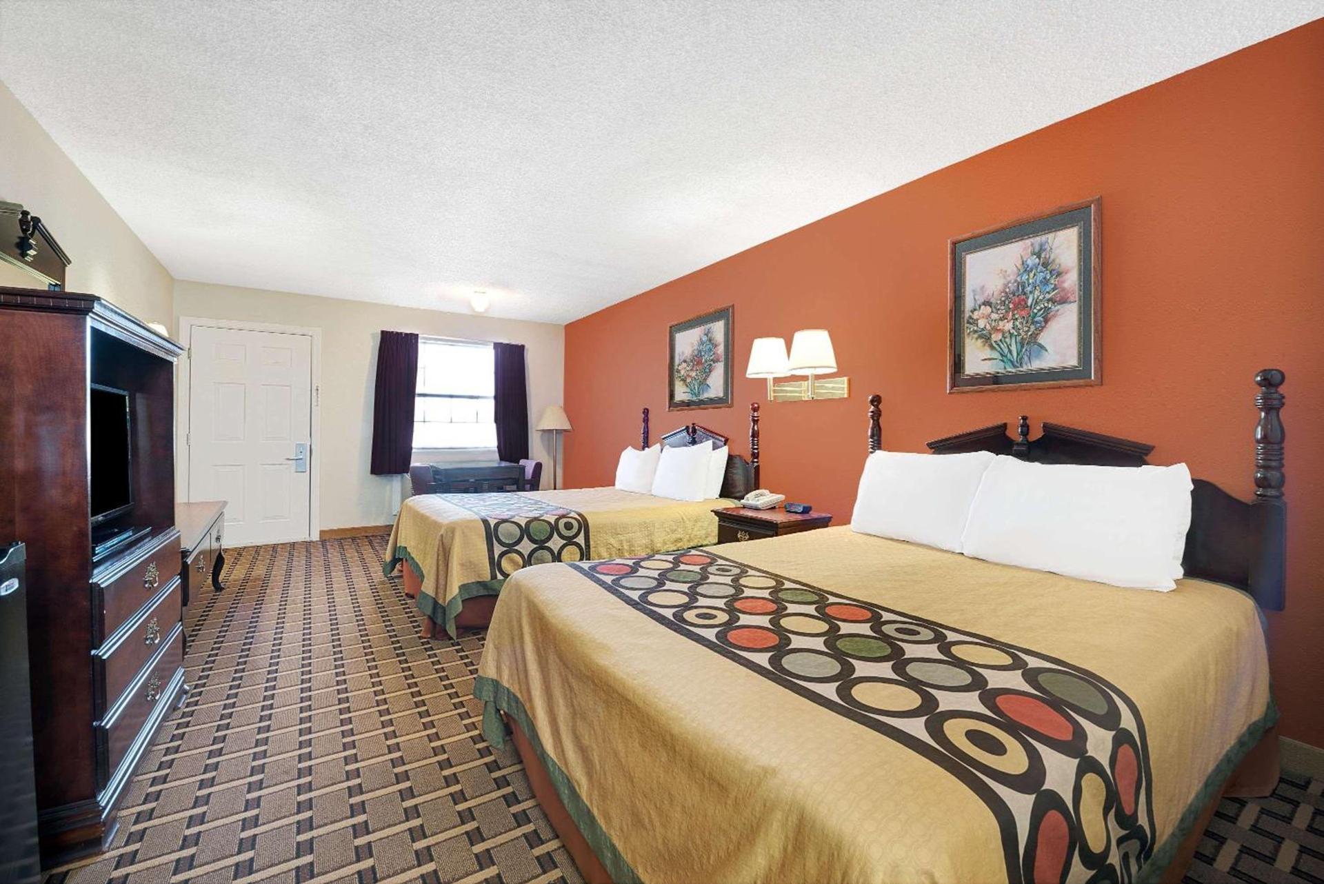 Super 8 by Wyndham Dallas South photo 3