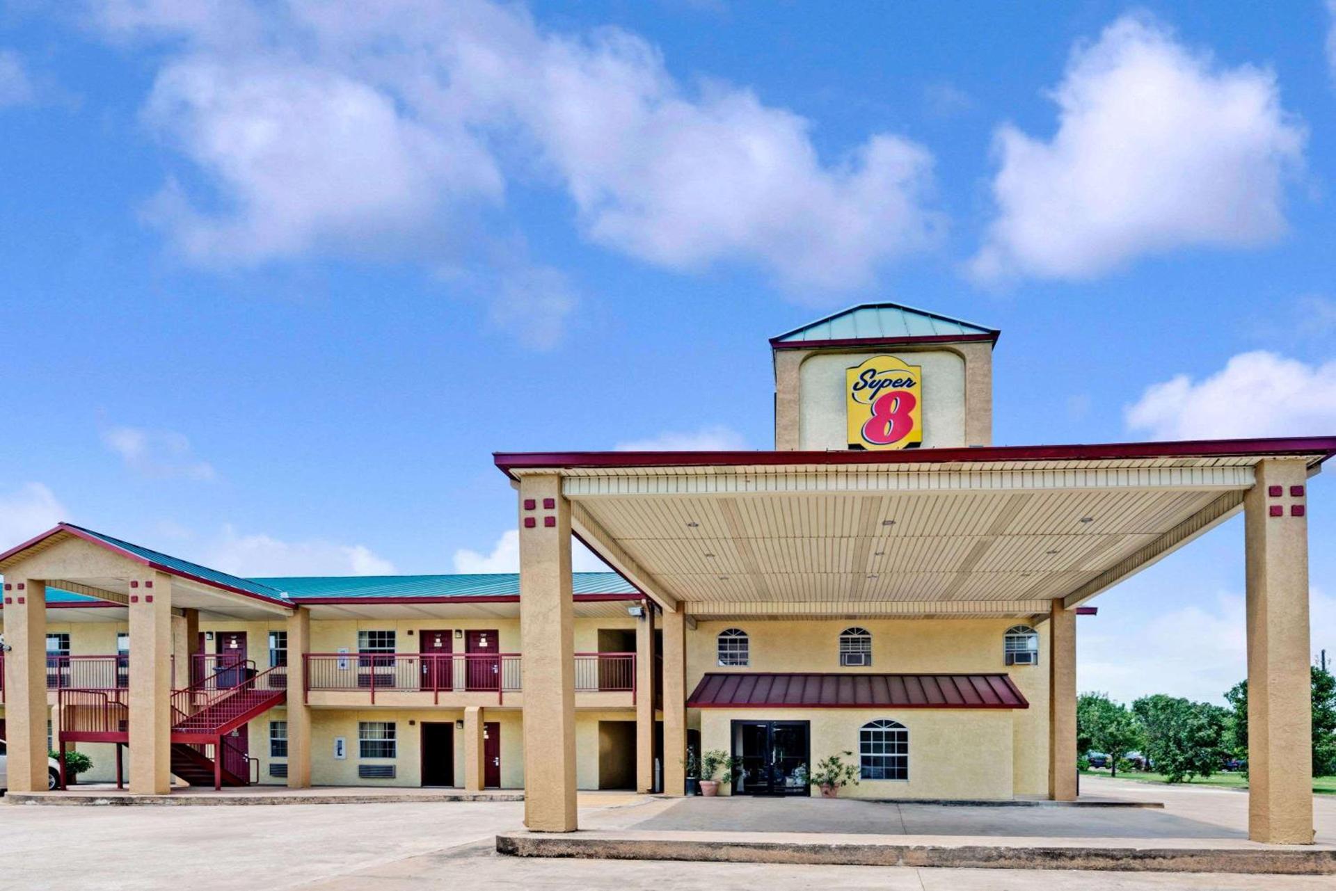 Super 8 by Wyndham Dallas South photo 1