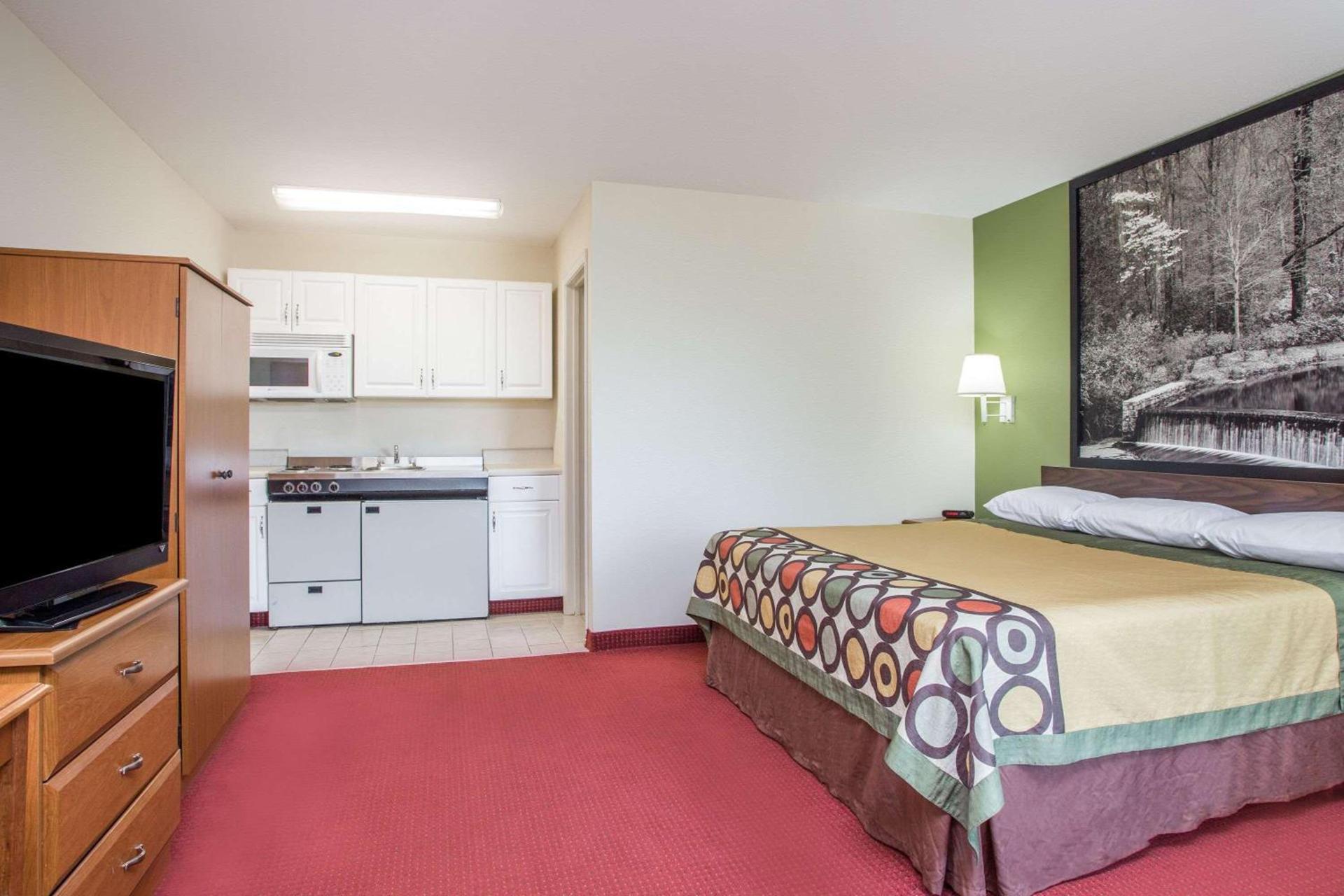 Super 8 by Wyndham Lavonia photo 11