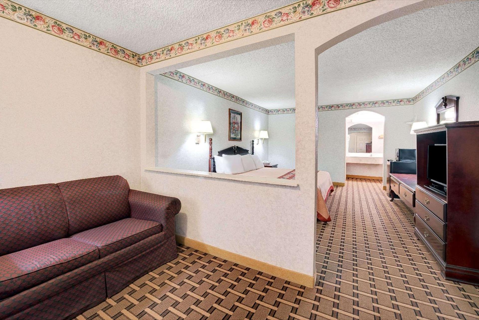 Super 8 by Wyndham Dallas South photo 8