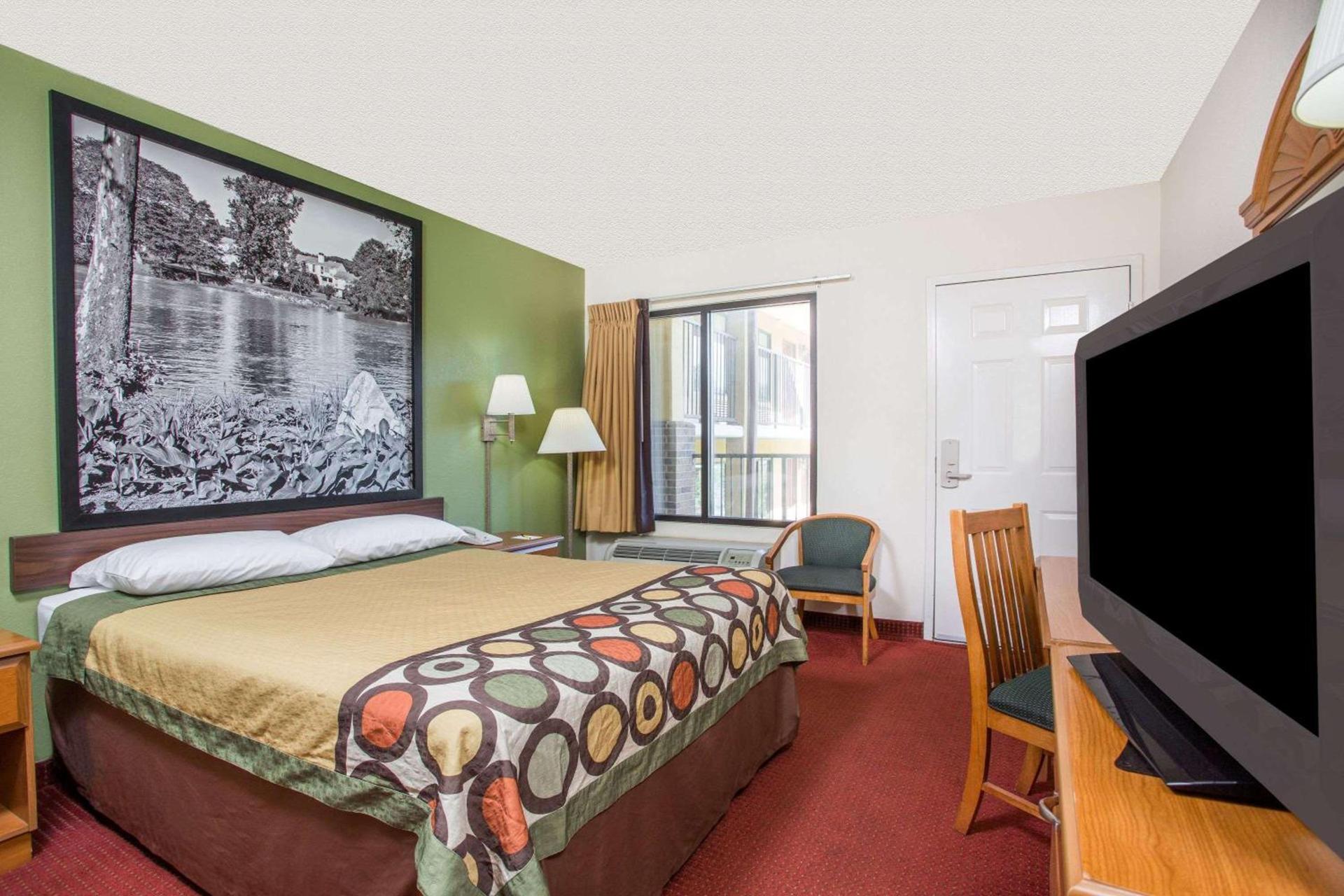 Super 8 by Wyndham Lavonia photo 7