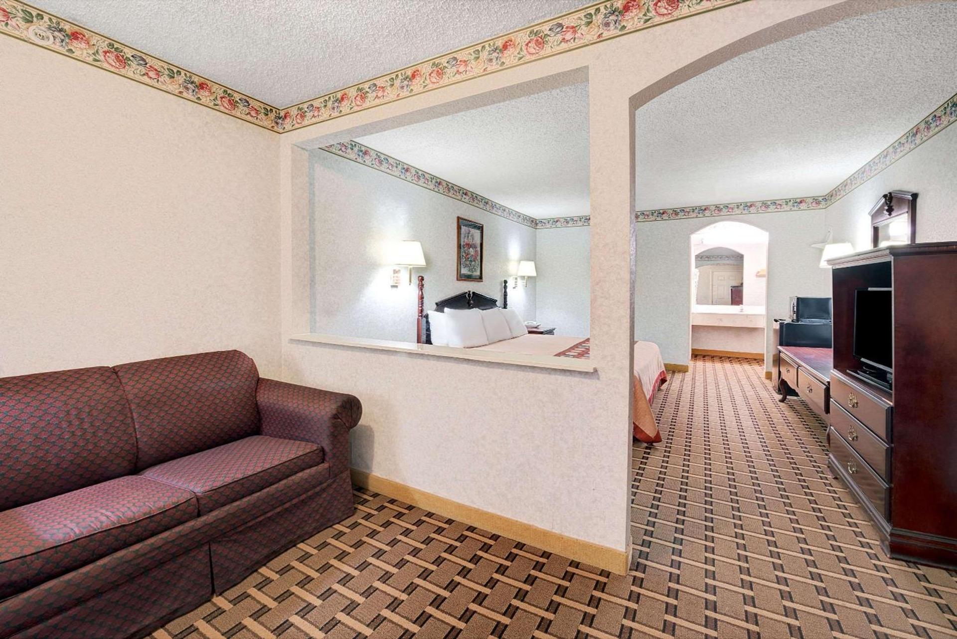 Super 8 by Wyndham Dallas South photo 10