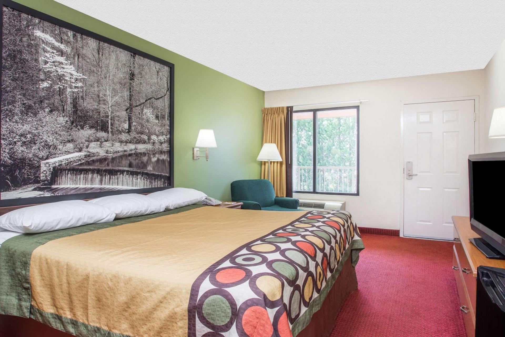 Super 8 by Wyndham Lavonia photo 12