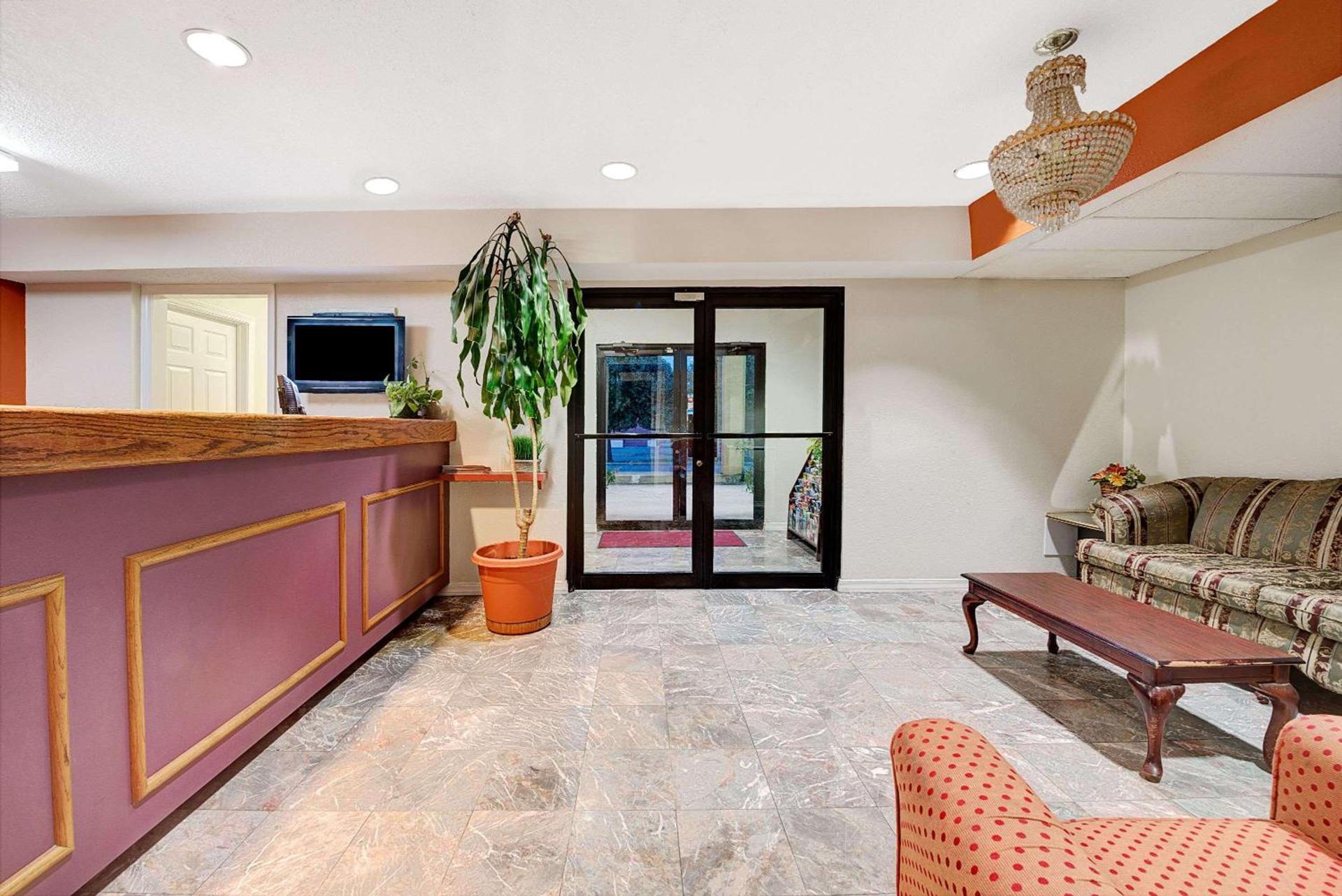 Super 8 by Wyndham Dallas South photo 2