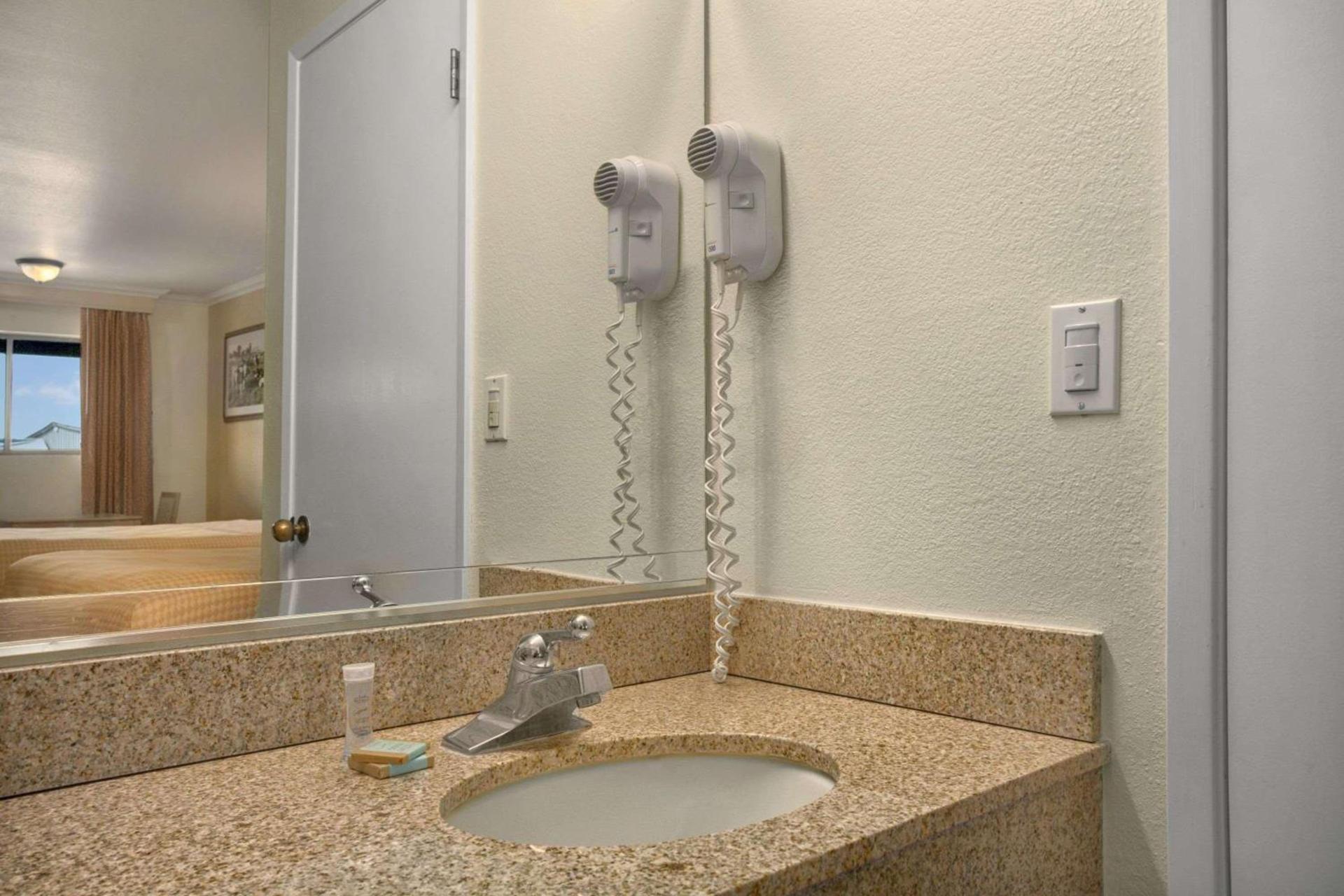 Red Lion Inn & Suites Lemoore photo 22
