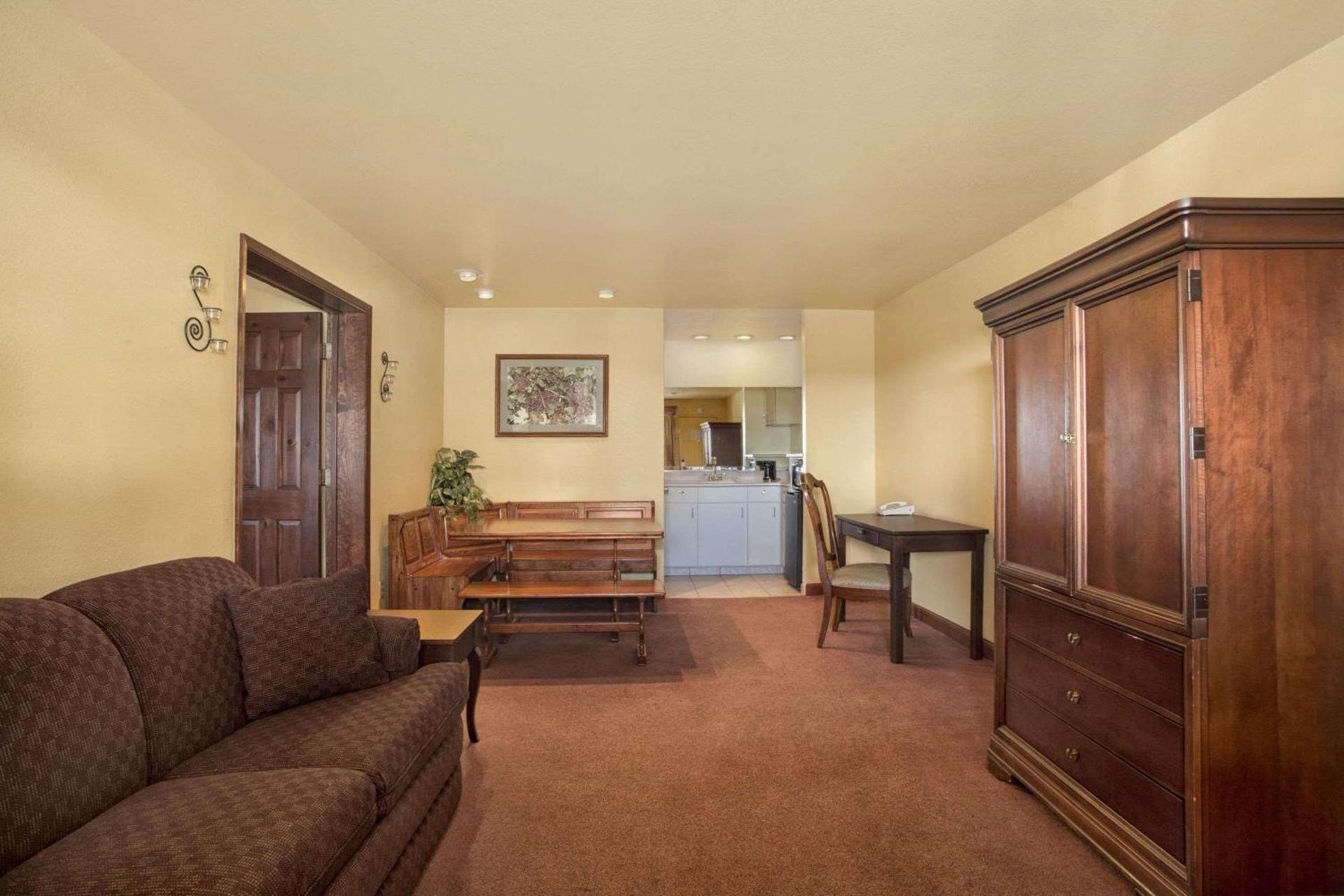 Red Lion Inn & Suites Lemoore photo 21