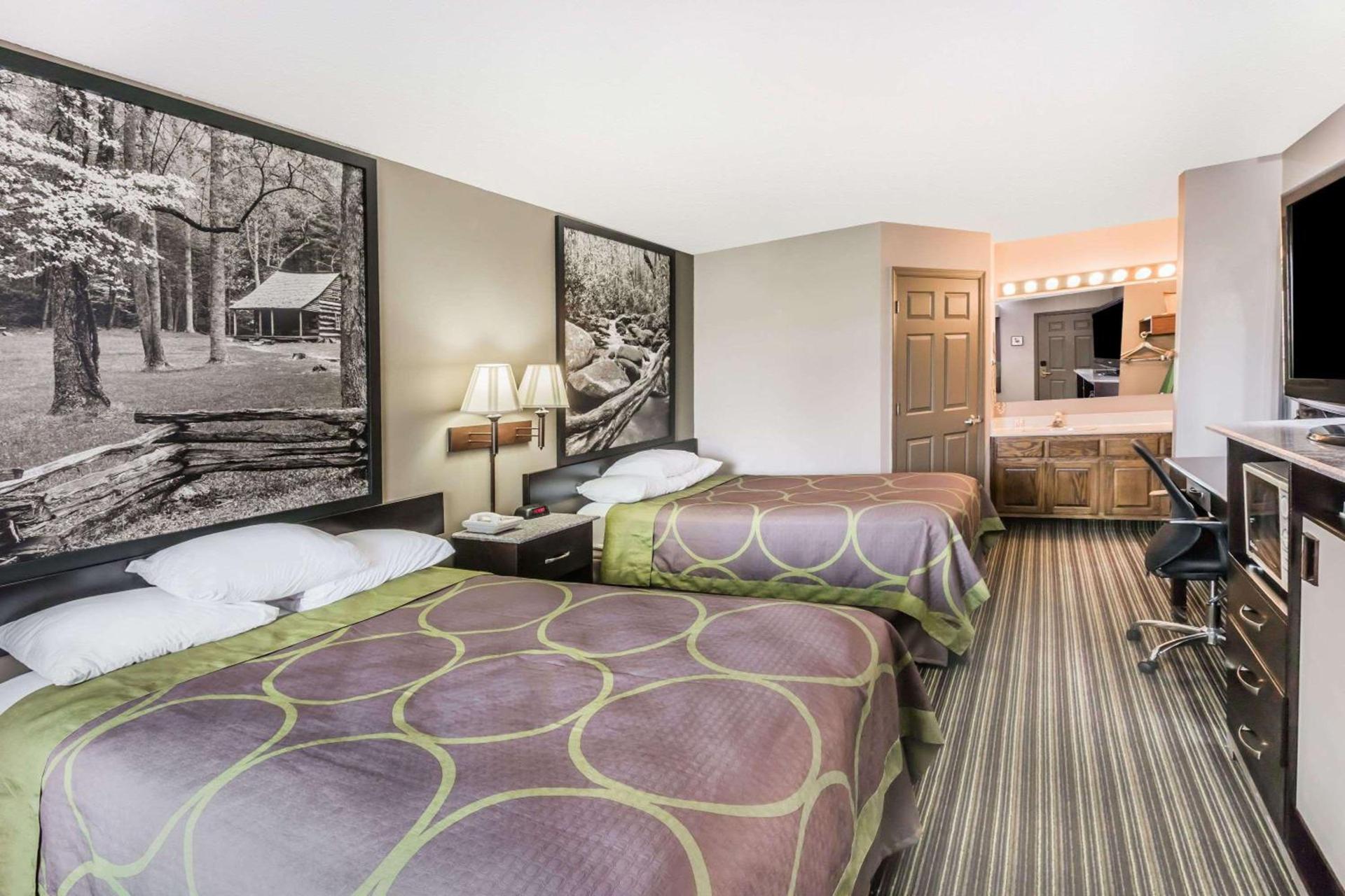 Super 8 by Wyndham Clinton photo 12