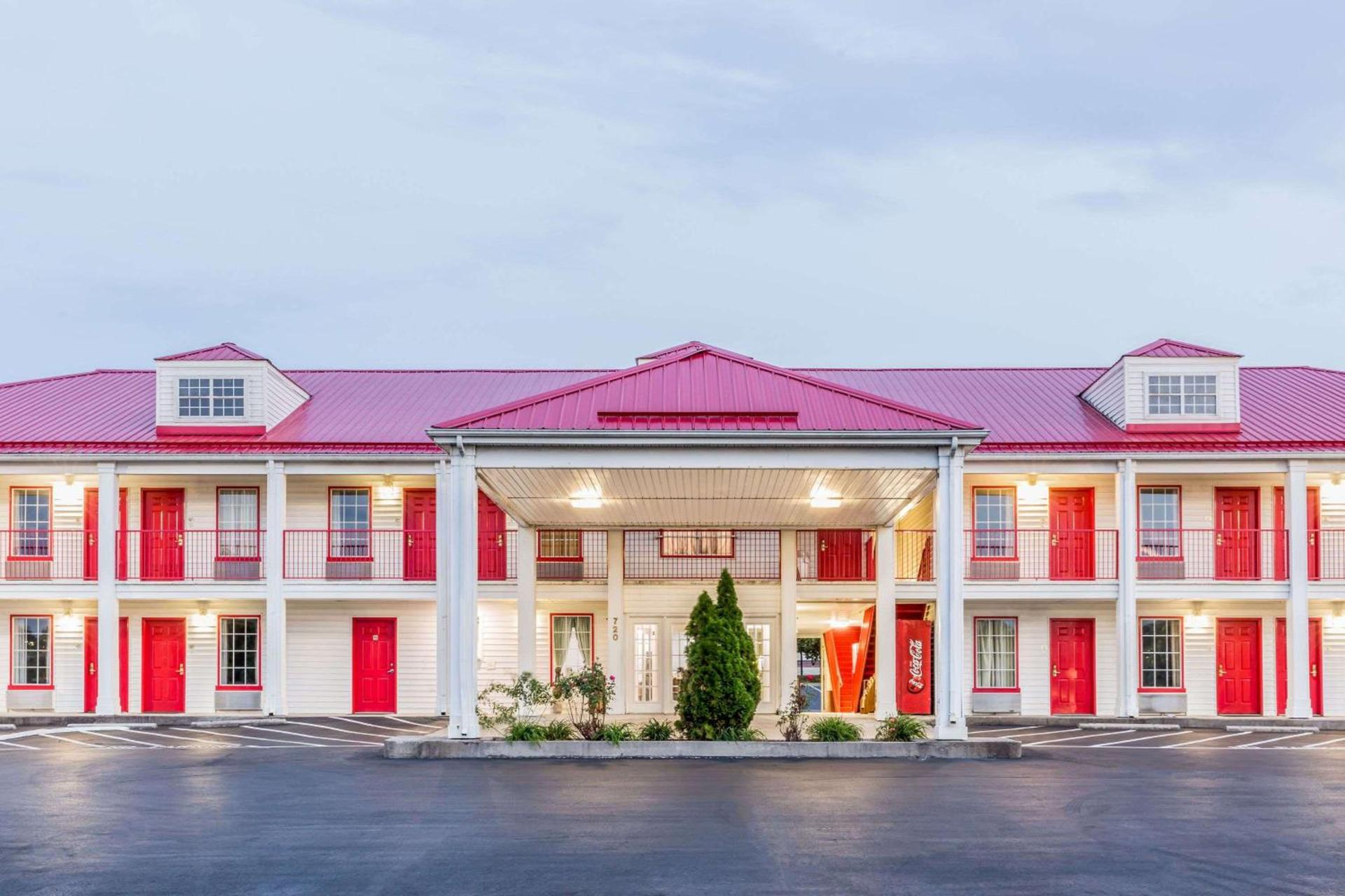 Super 8 by Wyndham Clinton photo 3
