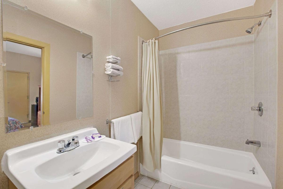 Knights Inn of Pine Brook photo 12