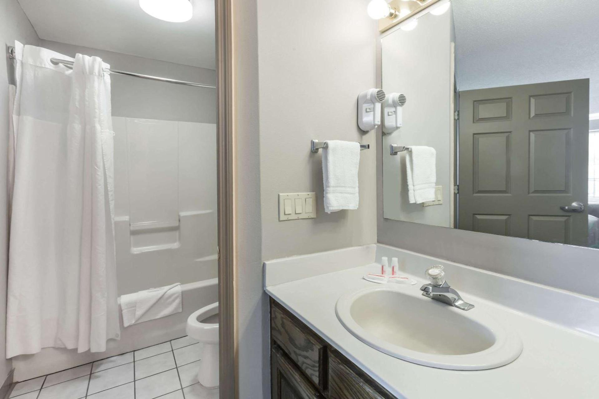 Super 8 by Wyndham Clinton photo 7