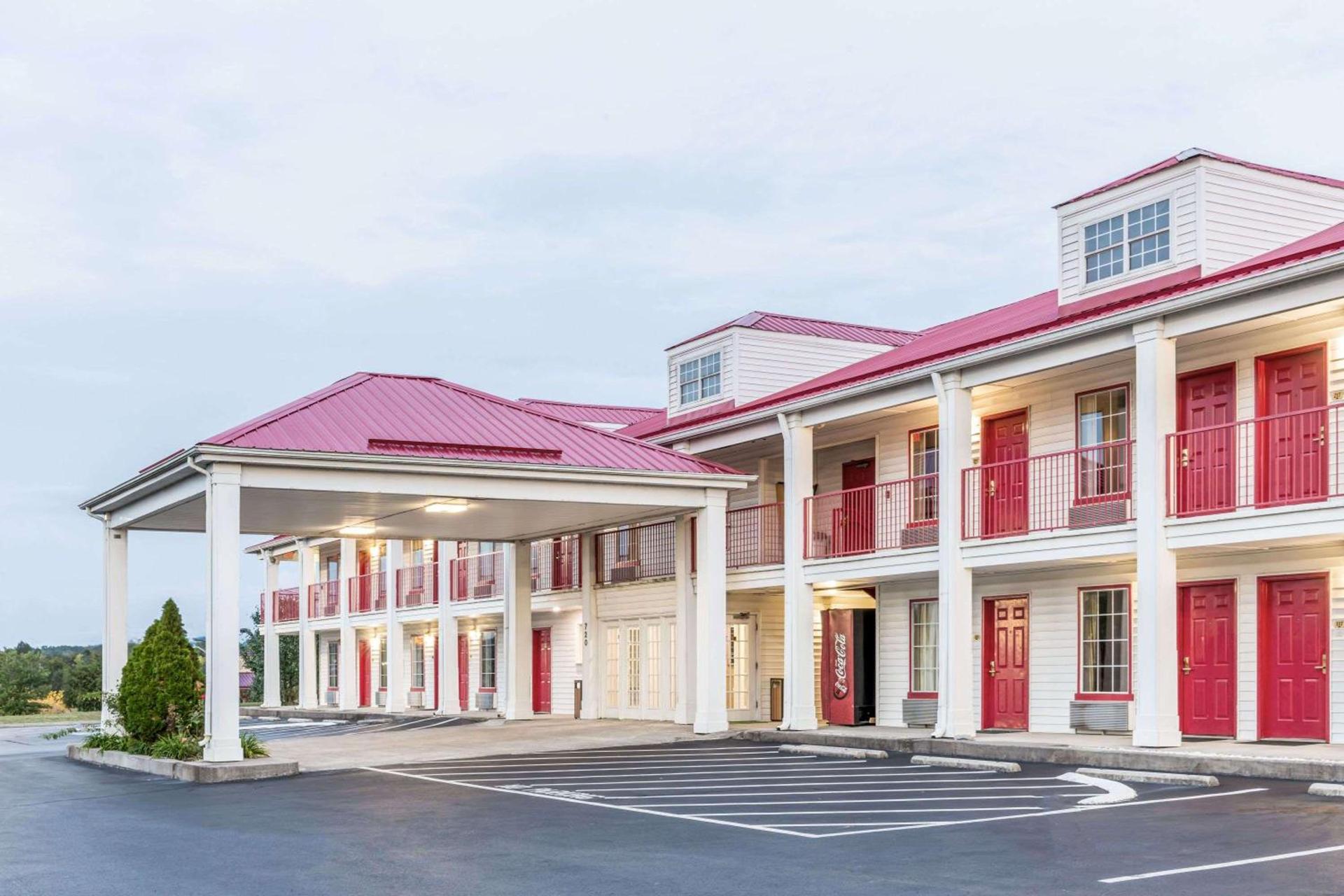 Super 8 by Wyndham Clinton photo 2