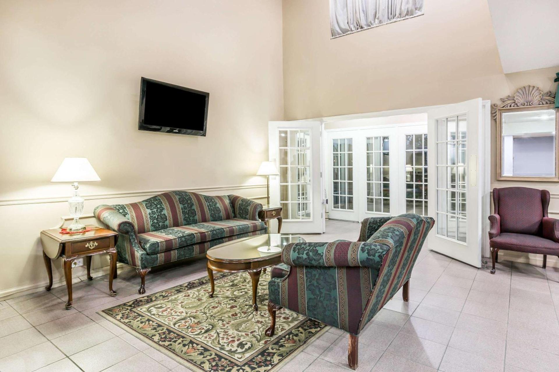 Super 8 by Wyndham Clinton photo 4