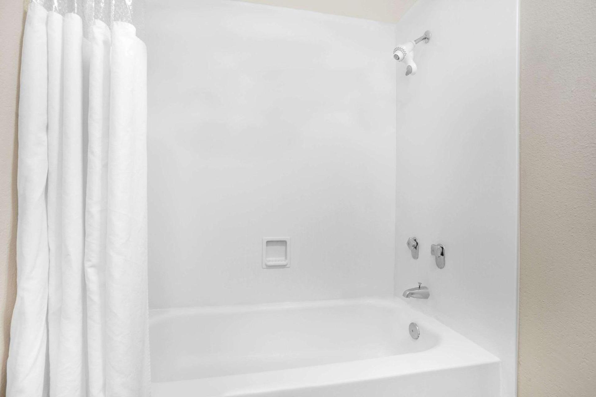 Super 8 by Wyndham Austell/Six Flags photo 30