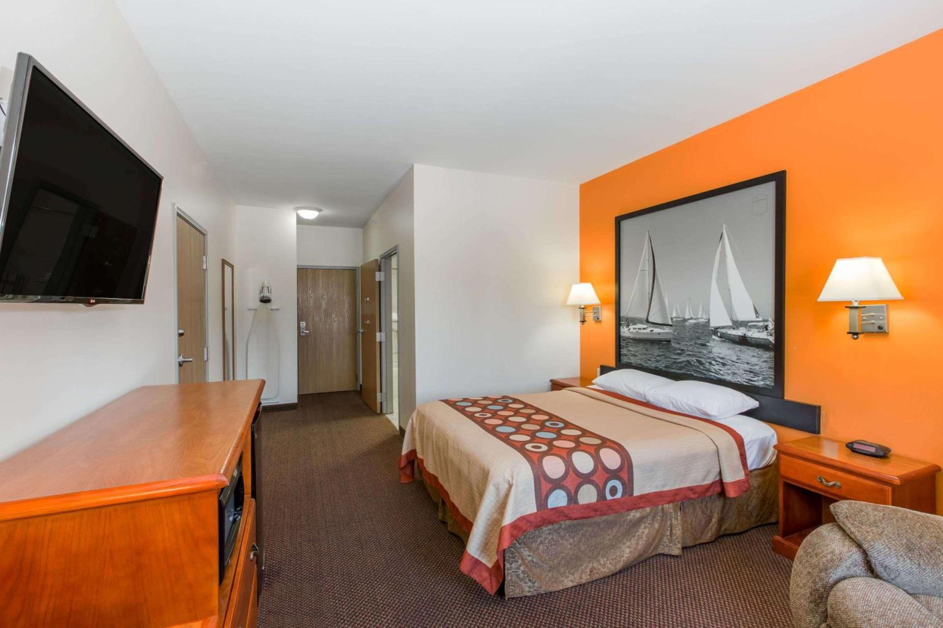 Super 8 by Wyndham Salina photo 3