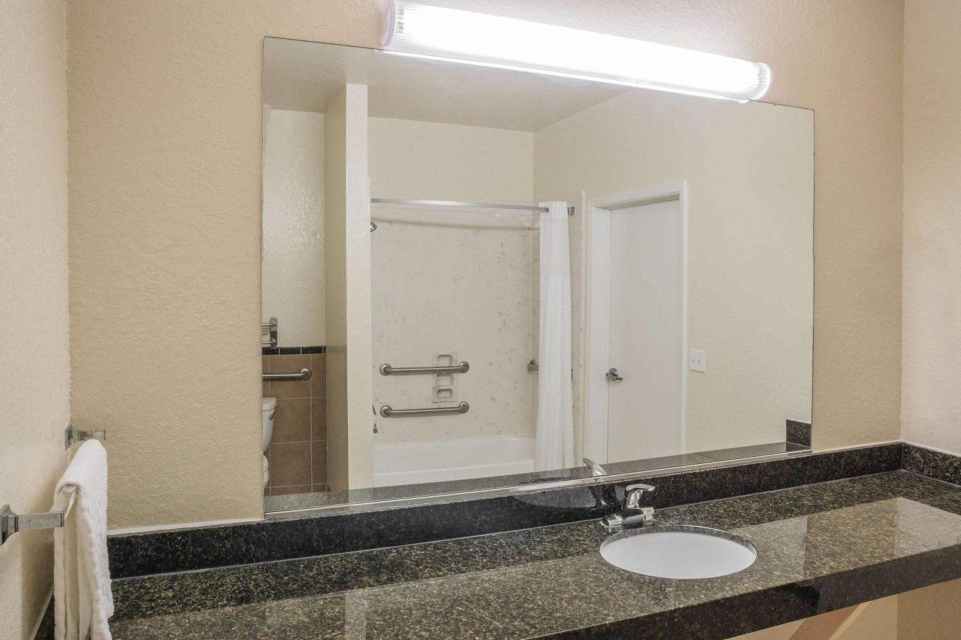 Super 8 by Wyndham Brookshire TX photo 8