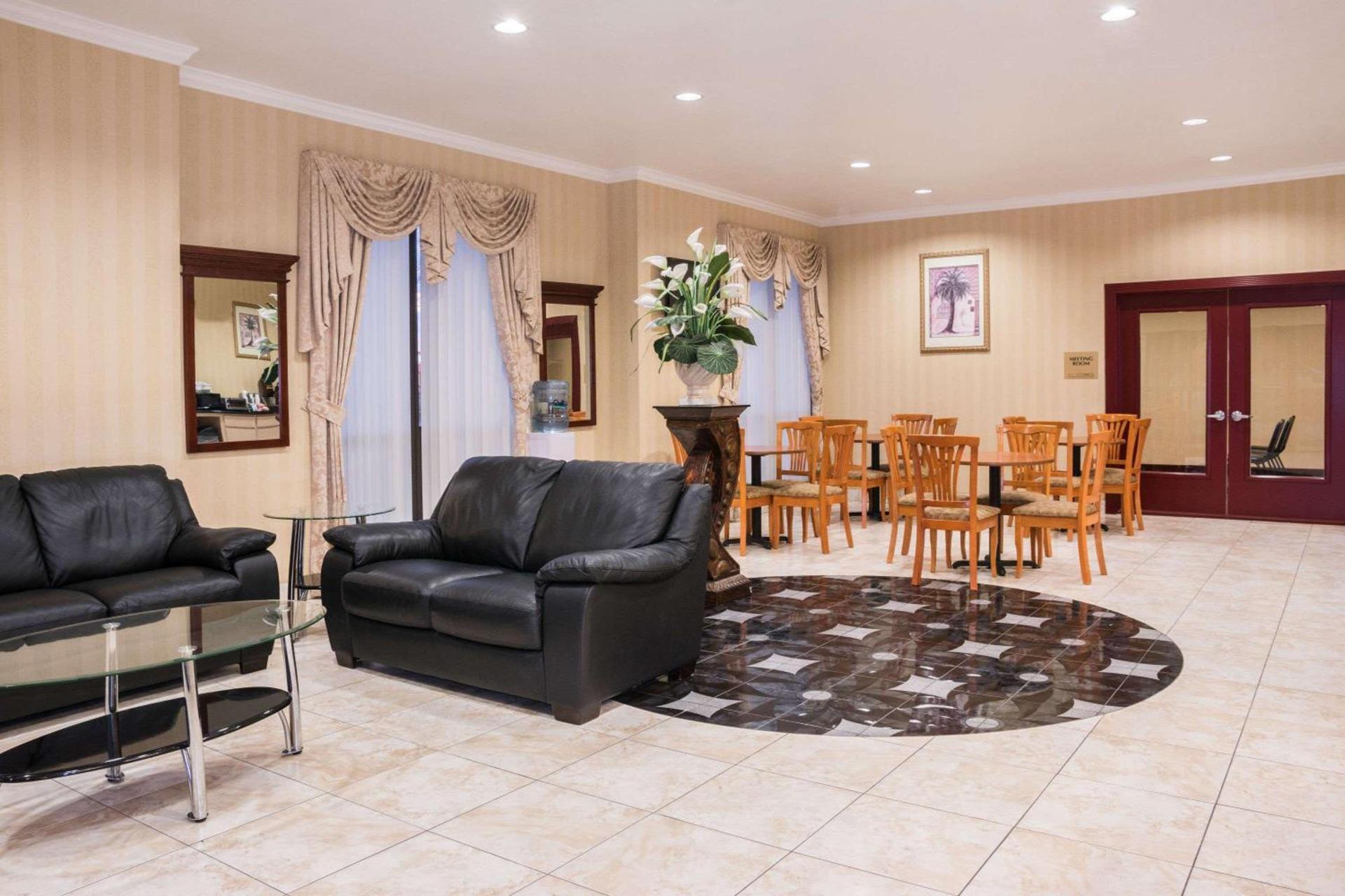 Super 8 by Wyndham Brookshire TX photo 2